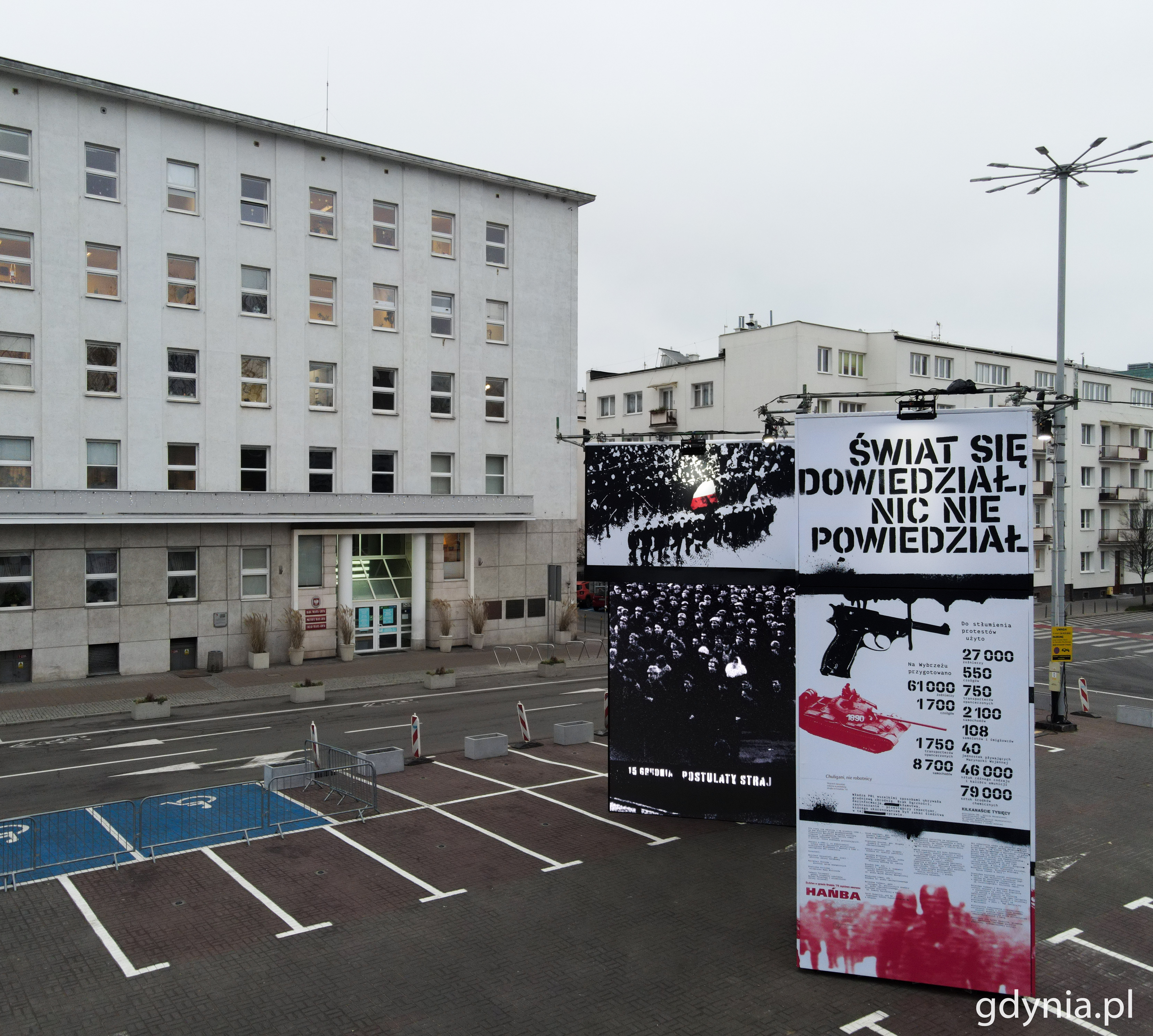 Przed gmachem Urzędu Miasta stanęła instalacja multimedialna // fot. Marcin Mielewski