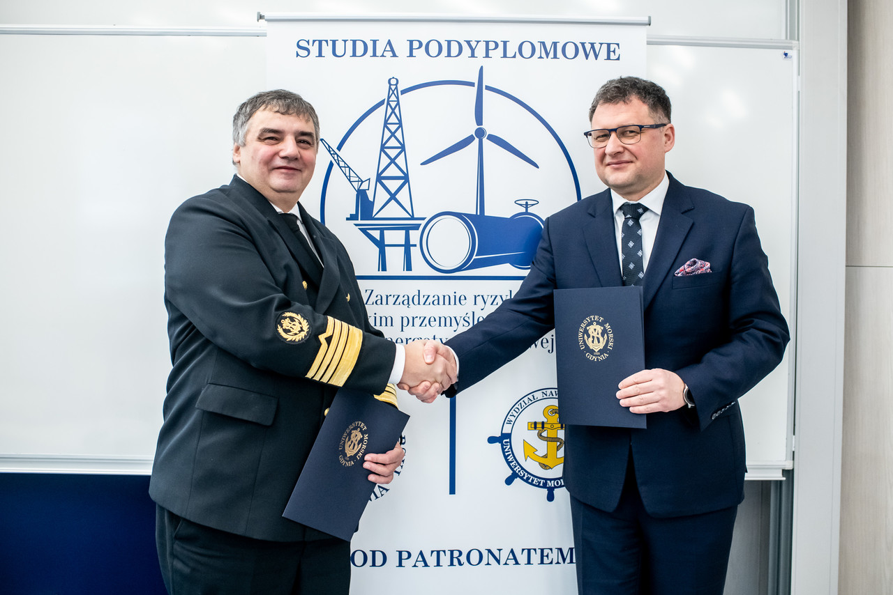 W Gdyni startuje kolejna edycja studi&oacute;w podyplomowych offshore wind. Na zdjeciu prof. dr hab. inż. kpt ż.w. Adam Weintrit, Rektor Uniwersytetu Morskiego w Gdyni oraz Dariusz Lociński, wiceprezes zarządu PGE Baltica ds. rozwoju. Fot. Maciej Czarniak / Uniwersytet Morski w Gdyni 