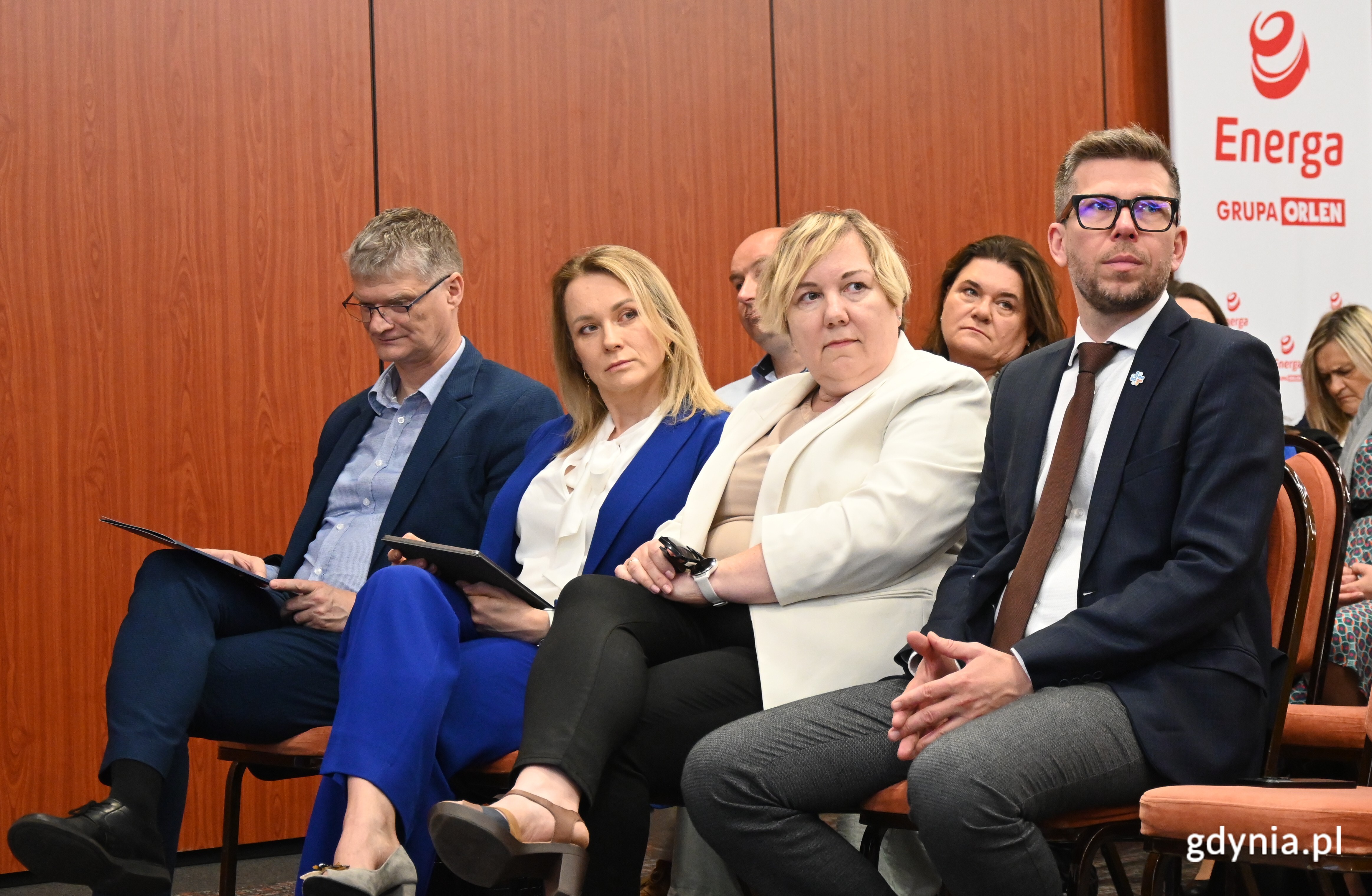 Wiceprezydent Gdynia Rafał Geremek,&nbsp;Magdalena Kamińska prezes zarządu Energa SA, dyrektorem oddziału Wybrzeże PGE w Gdańsku Ewa Barszcz,&nbsp;Michał Glaser prezes zarządu Obszaru Metropolitalnego Gdańsk-Gdynia-Sopot (fot. Zofia Marczak)