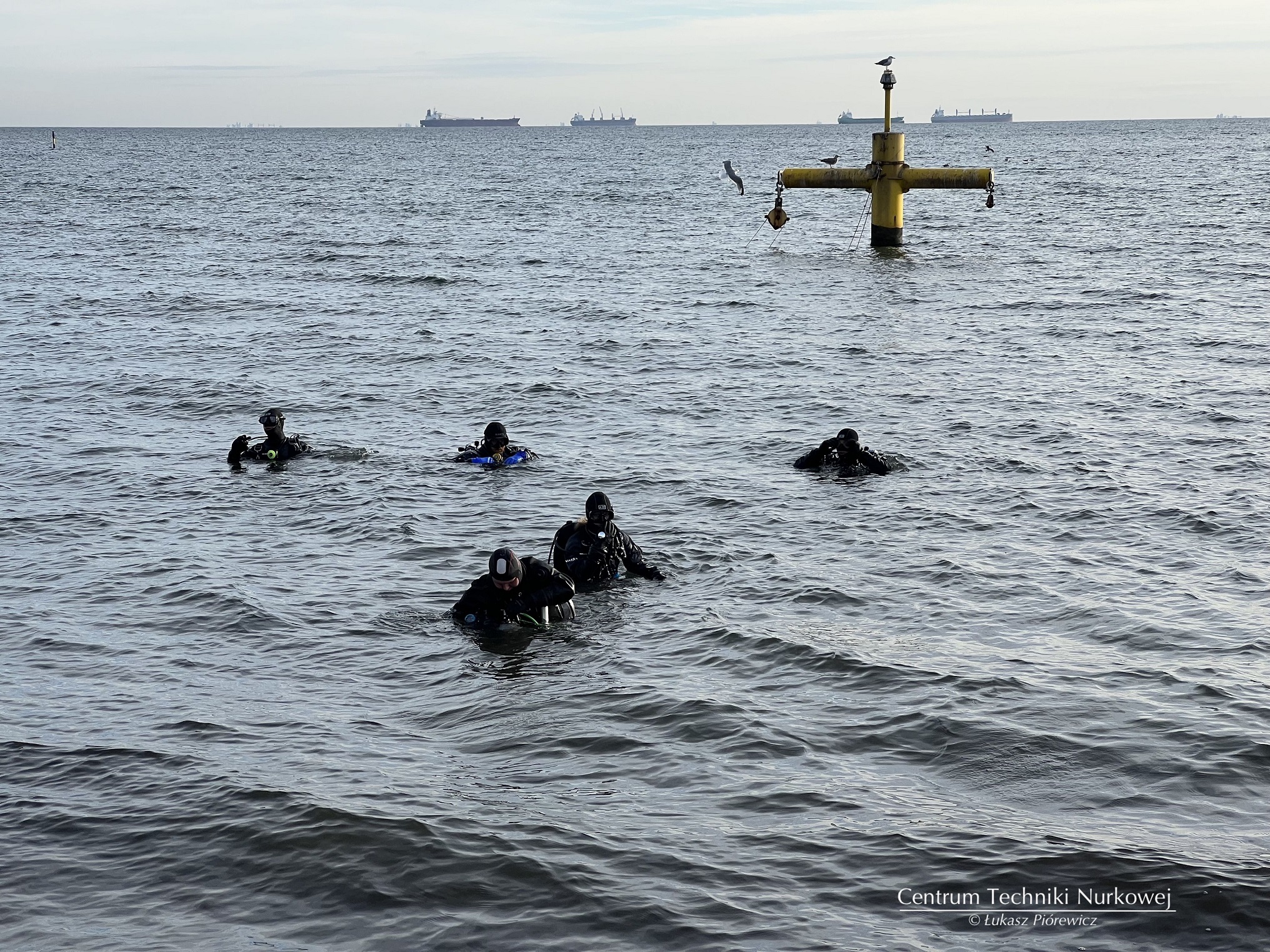 wydobycie hulajnog. Zdjęcia: Łukasz Pi&oacute;rewicz/Centrum Techniki Nurkowej Gdynia 