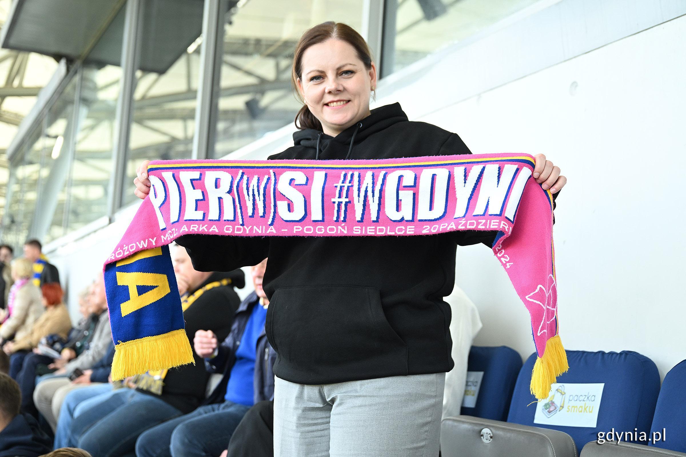 Prezydent Gdyni Aleksandra Kosiorek ze szczeg&oacute;lnym, r&oacute;żowym szalikiem przypominającym o profilaktyce badań (fot. Michał Puszczewicz)