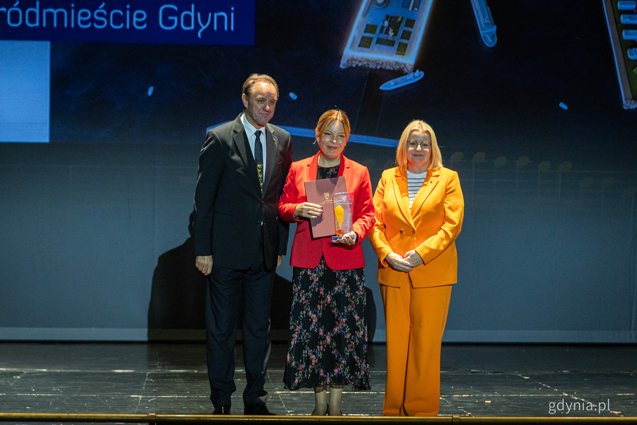 Scena, Mieczysław Struk, Oktawia Gorzeńska i Agnieszka Baranowska pozują do zdjęcia z nagrodą