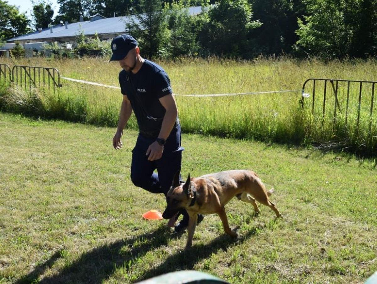Policjant i pies