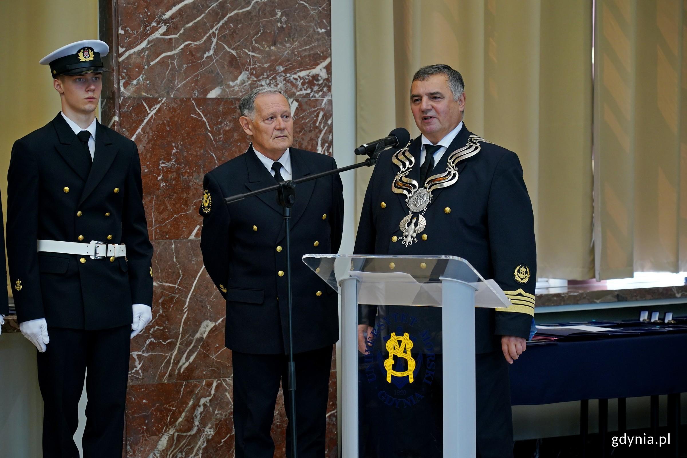 prof. dr hab. inż. kpt. ż.w. Adam Weintrit, rektor Uniwersytetu Morskiego, przemawiający podczas uroczystości z okazji 106. rocznicy utworzenia Uniwersytetu Morskiego w Gdyni (fot. Magdalena Czernek)