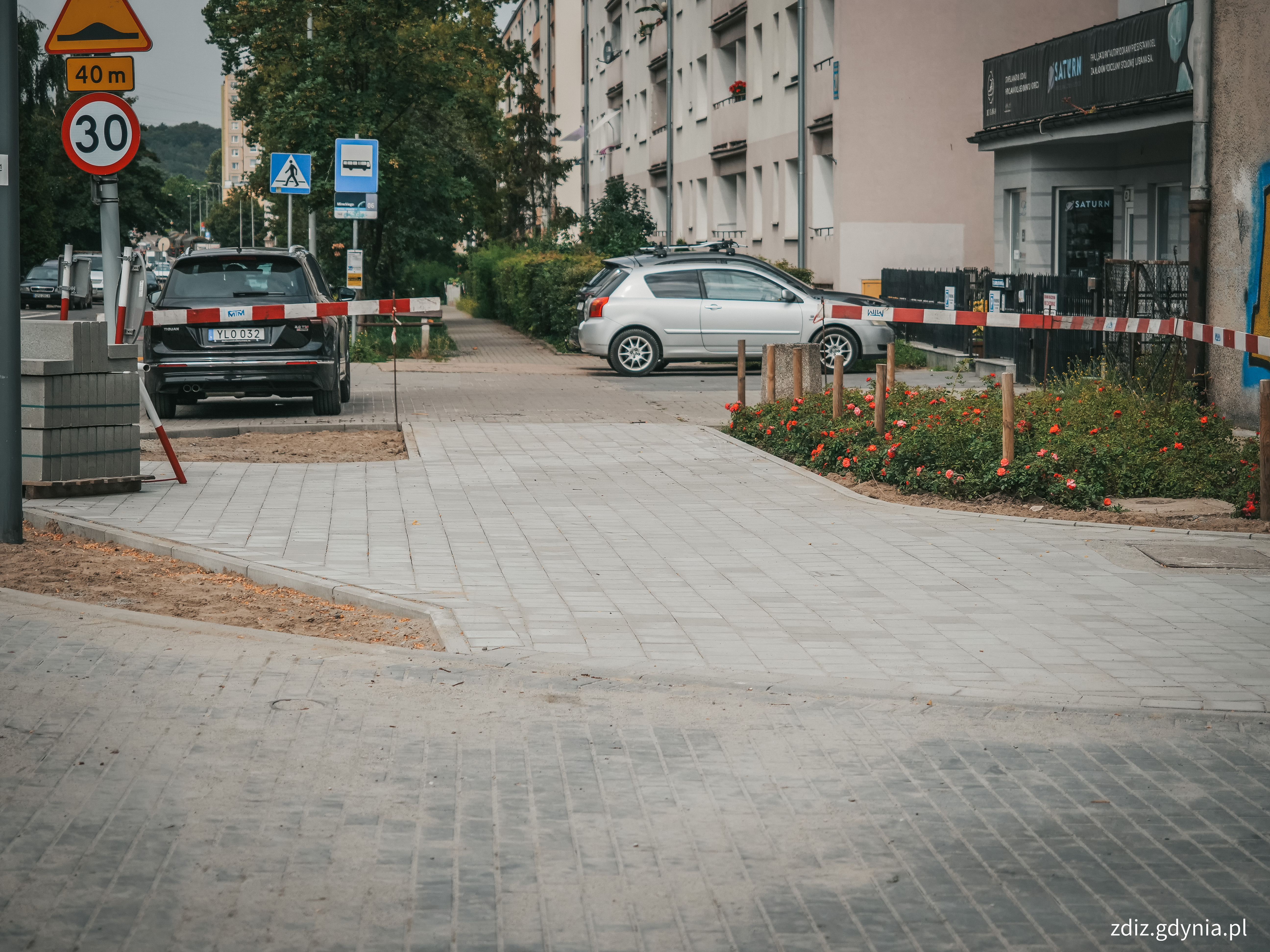 widoczna nowa nawierzchnia skrzyzowania z kostki oraz nowy chodnik