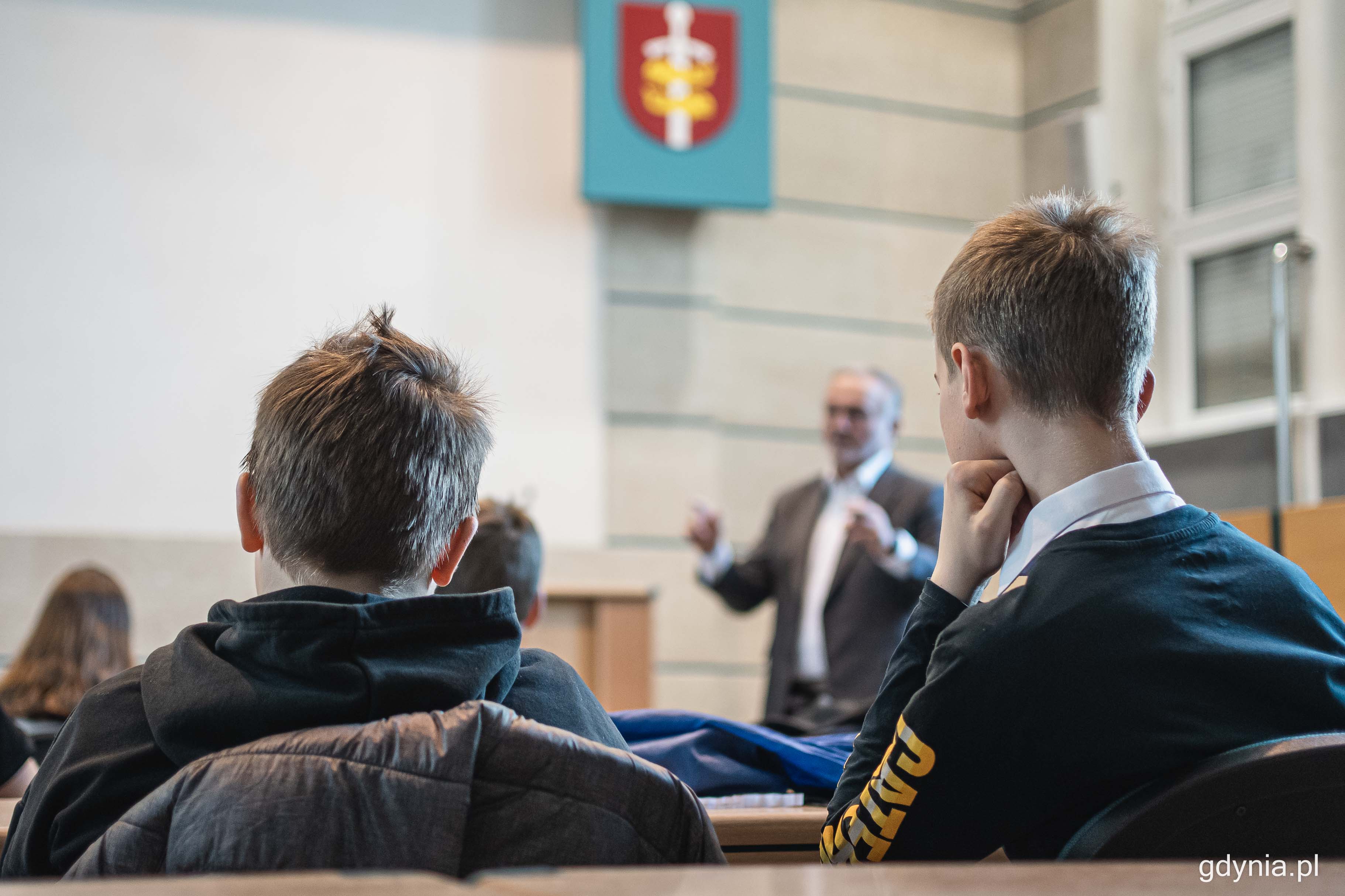 Uczniowie wcześniej zastanowili się, co nurtuje ich w najbliższej okolicy i zadali swoje pytania prezydentowi Gdyni, fot. Kamil Złoch