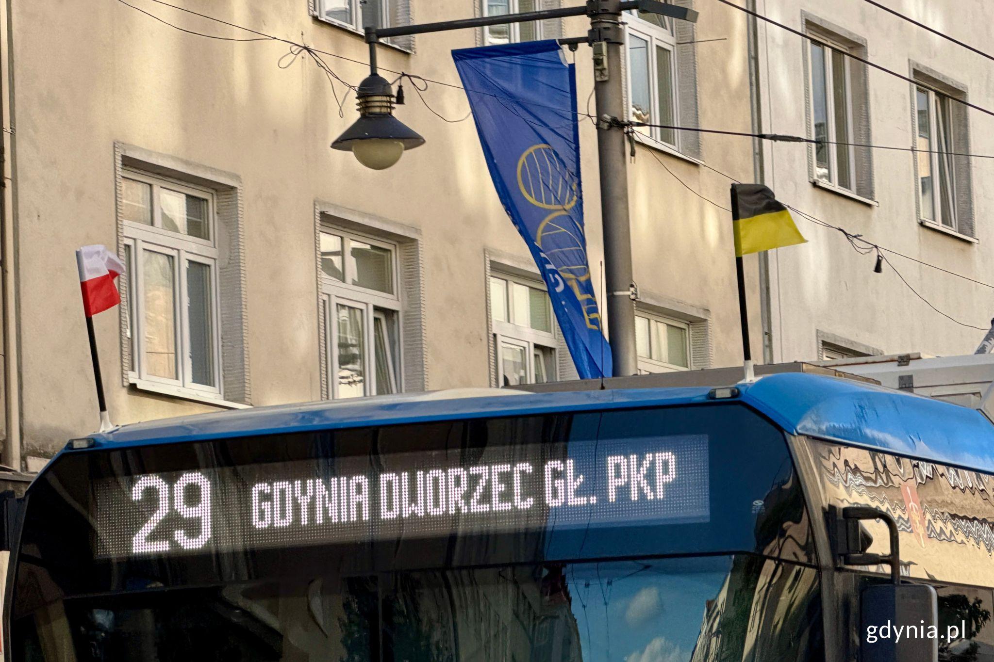 Biało-czerwona i kaszubska flaga na jednym z trolejbus&oacute;w (fot. Adrianna Kupper)