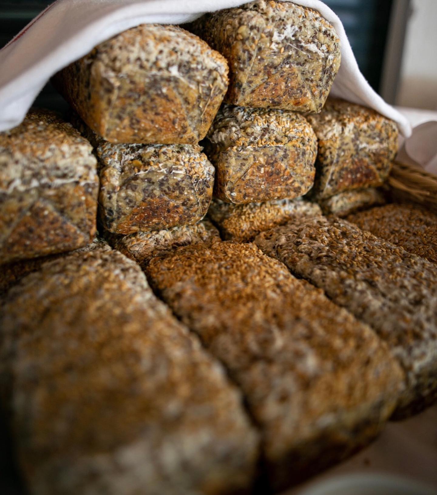 Bochenki chleb&oacute;w od Sztuka Chleba, dostępne w lokalu Hale Lokalnie // fot. fb.com/sztukachleba