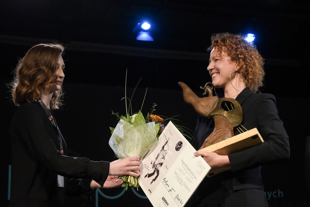 Katarzyna Szyngiera odbiera nagrodę // fot. Roman Jocher