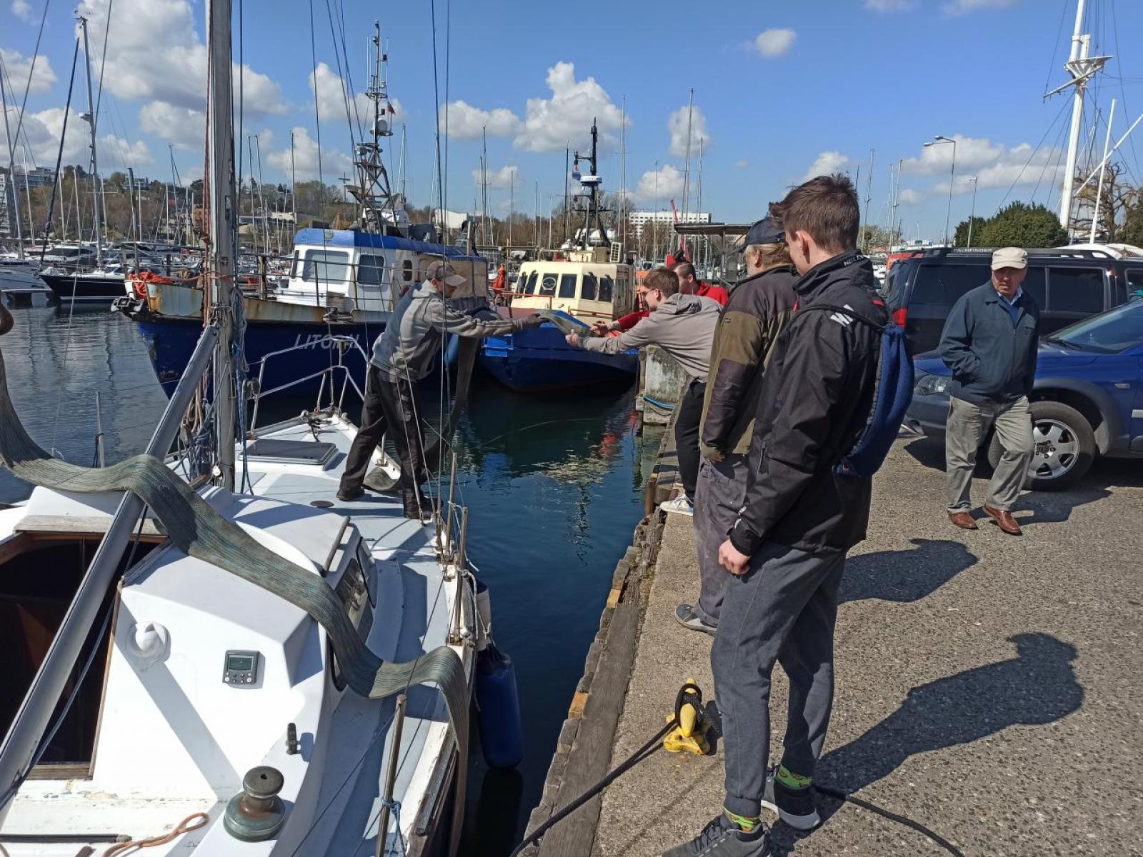 Wodowanie jachtu s/y Almak, fot. Uniwersytet Morski w Gdyni