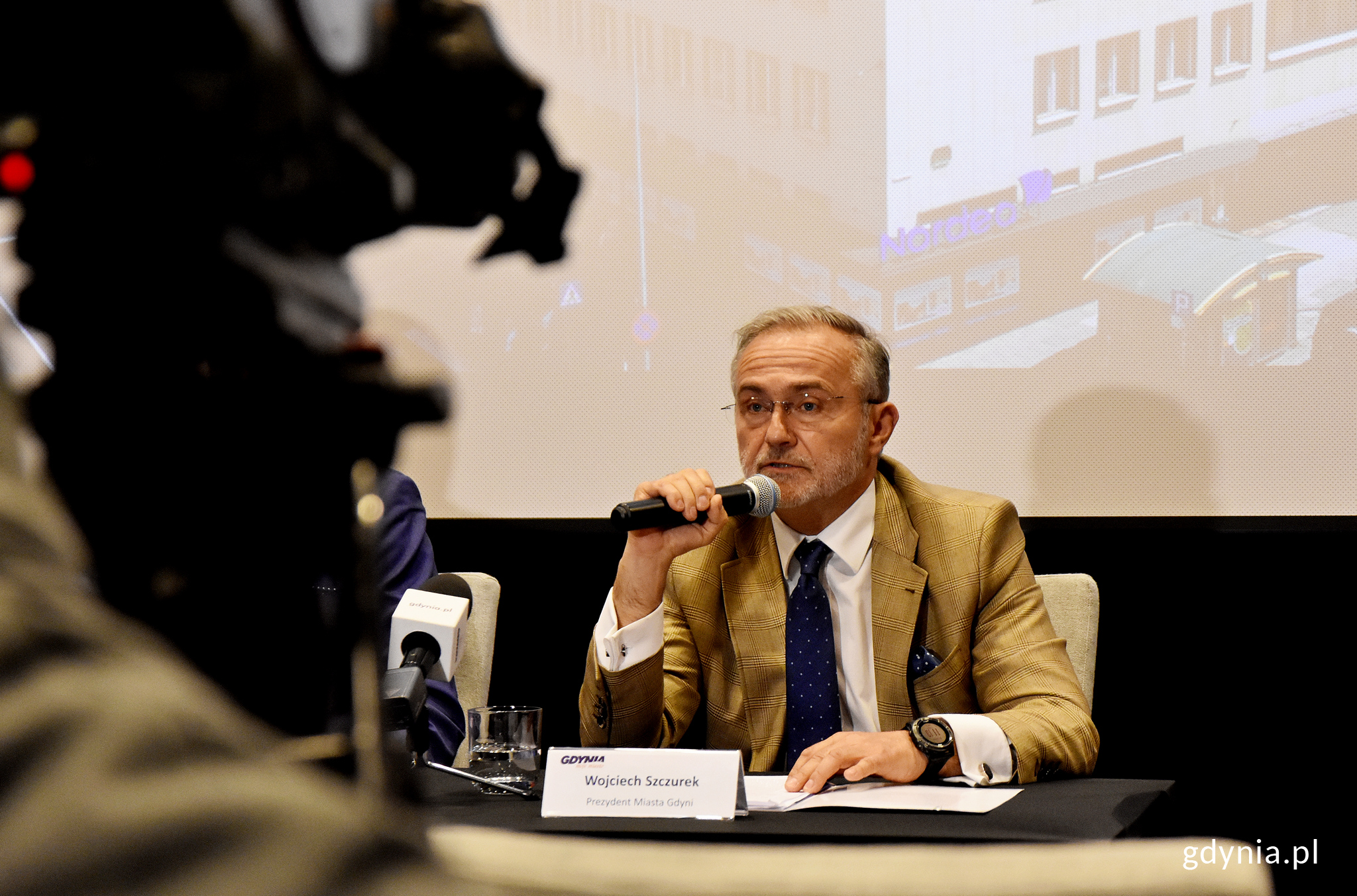 Prezydent Gdyni, Wojciech Szczurek podczas konferencji prasowej poprzedzającej obchody, fot. Kamil Złoch