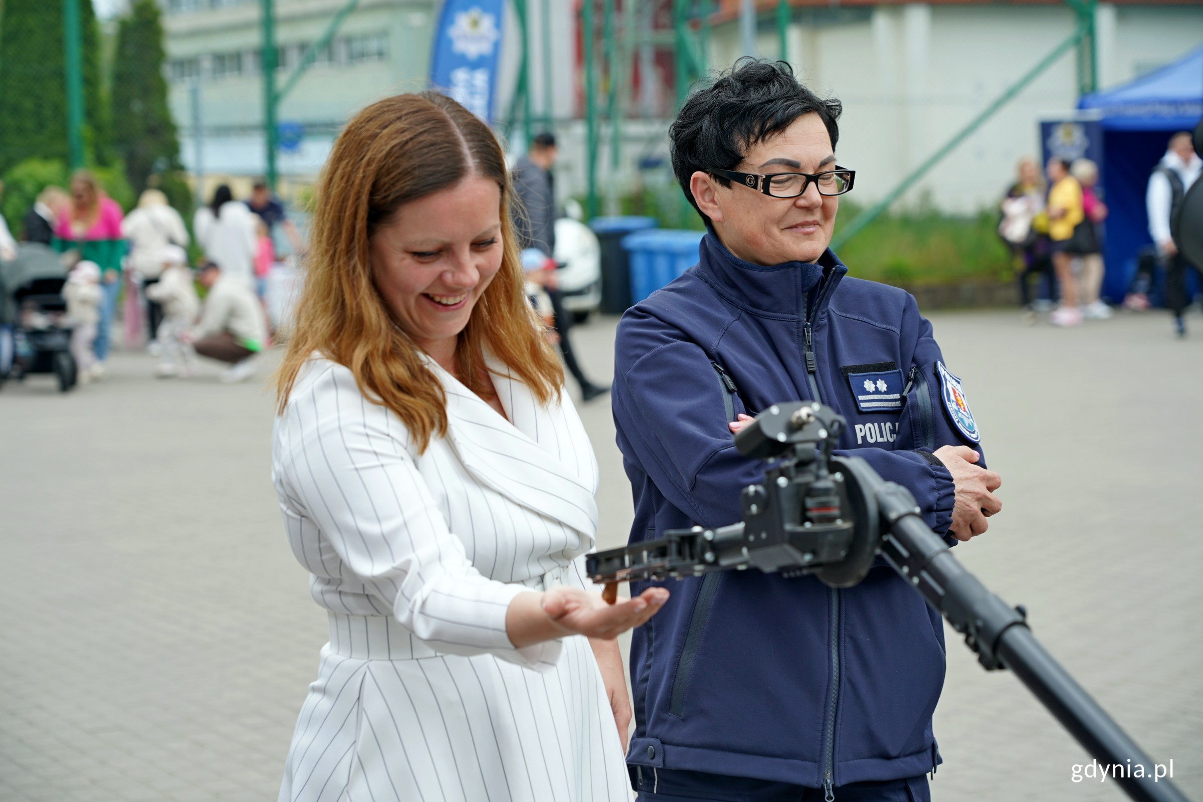 Prezydent Gdyni Aleksandra Kosiorek i mł. insp. Beata Nienadowska &ndash; komendant miejski policji w Gdyni podczas pokazu robota saperskiego (fot. Magdalena Czernek)