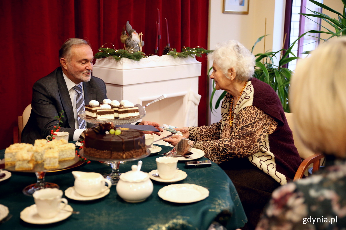 Pani Anna wręcza prezydentowi Wojciechowi Szczurkowi sw&oacute;j wiersz. Fot. Przemysław Kozłowski