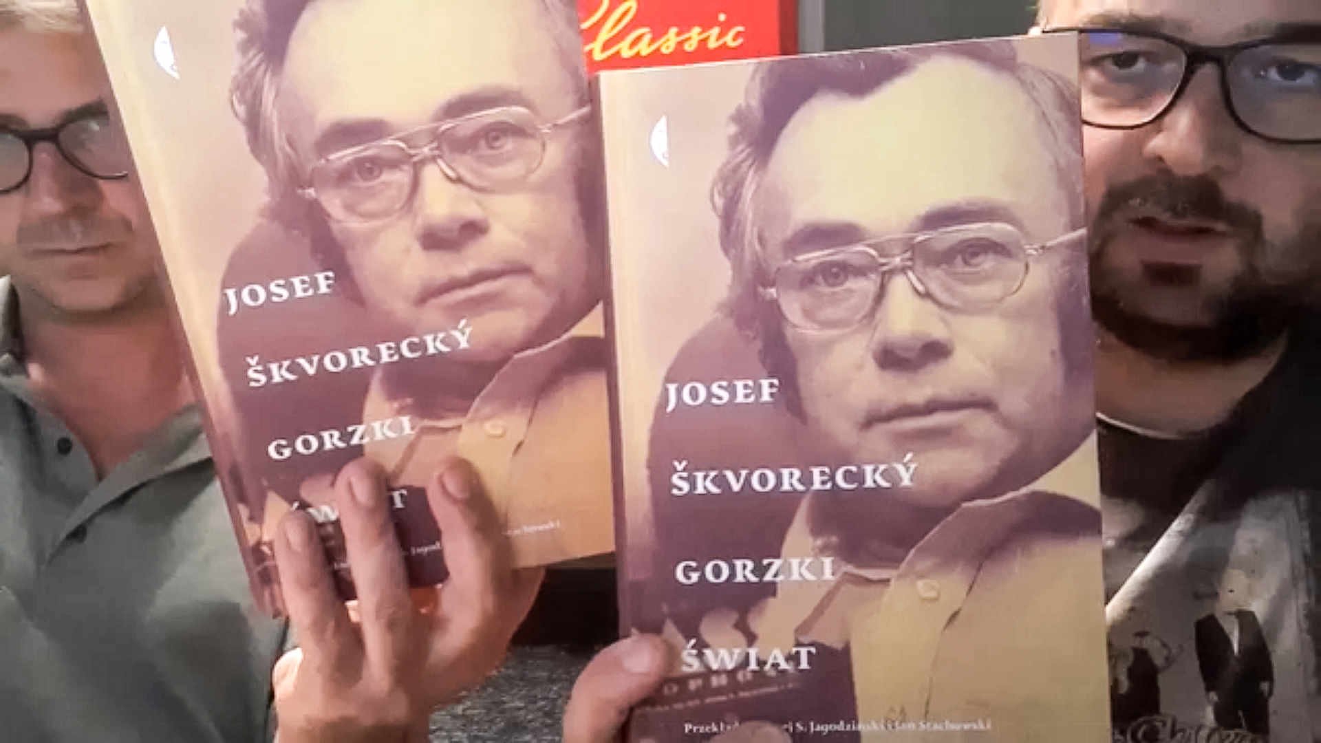 Serwis literacki - Josef &Scaron;kvoreck&yacute;. Na zdjęciu Szymon Kloska i Tomasz Pindel trzymają książki Josefa Skvoreckiego.