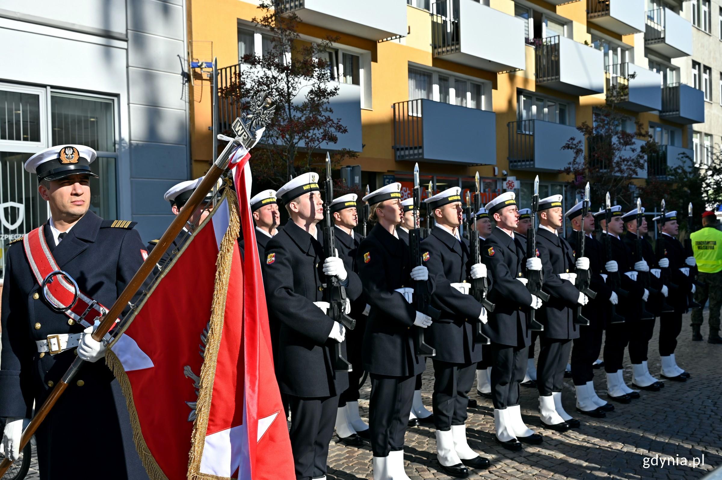 Kompania Reprezentacyjna Marynarki Wojennej RP podczas uroczystości z okazji 87. rocznicy pierwszych wysiedleń Gdynian (fot. Magdalena Czernek)