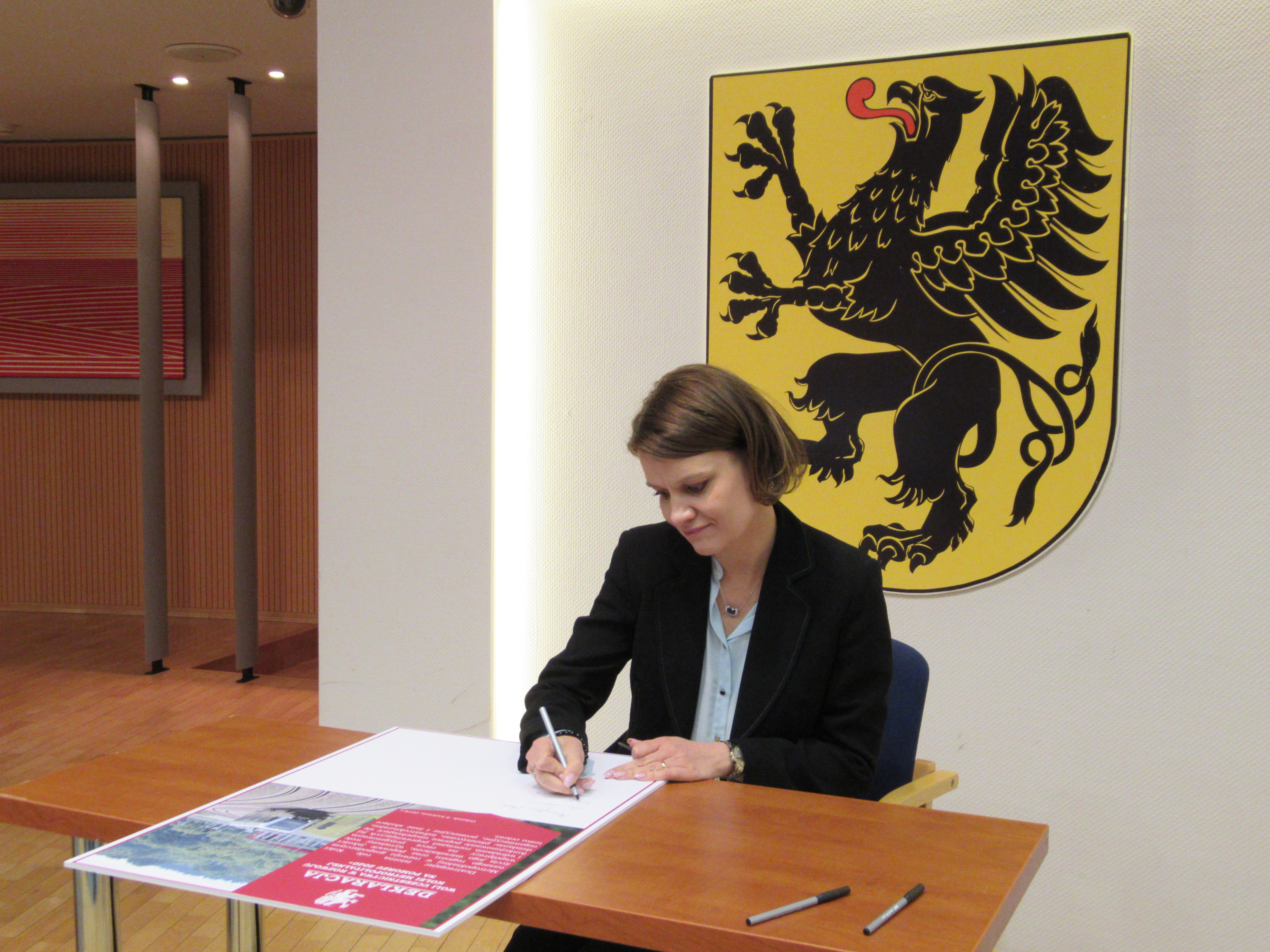  Wiceprezydent Gdyni, Katarzyna Gruszecka-Spychała podpisuje deklarację rozwoju Kolei Metropolitalnej / fot. Aleksander Olszak / Urząd Marszałkowski Wojew&oacute;dztwa Pomorskiego 