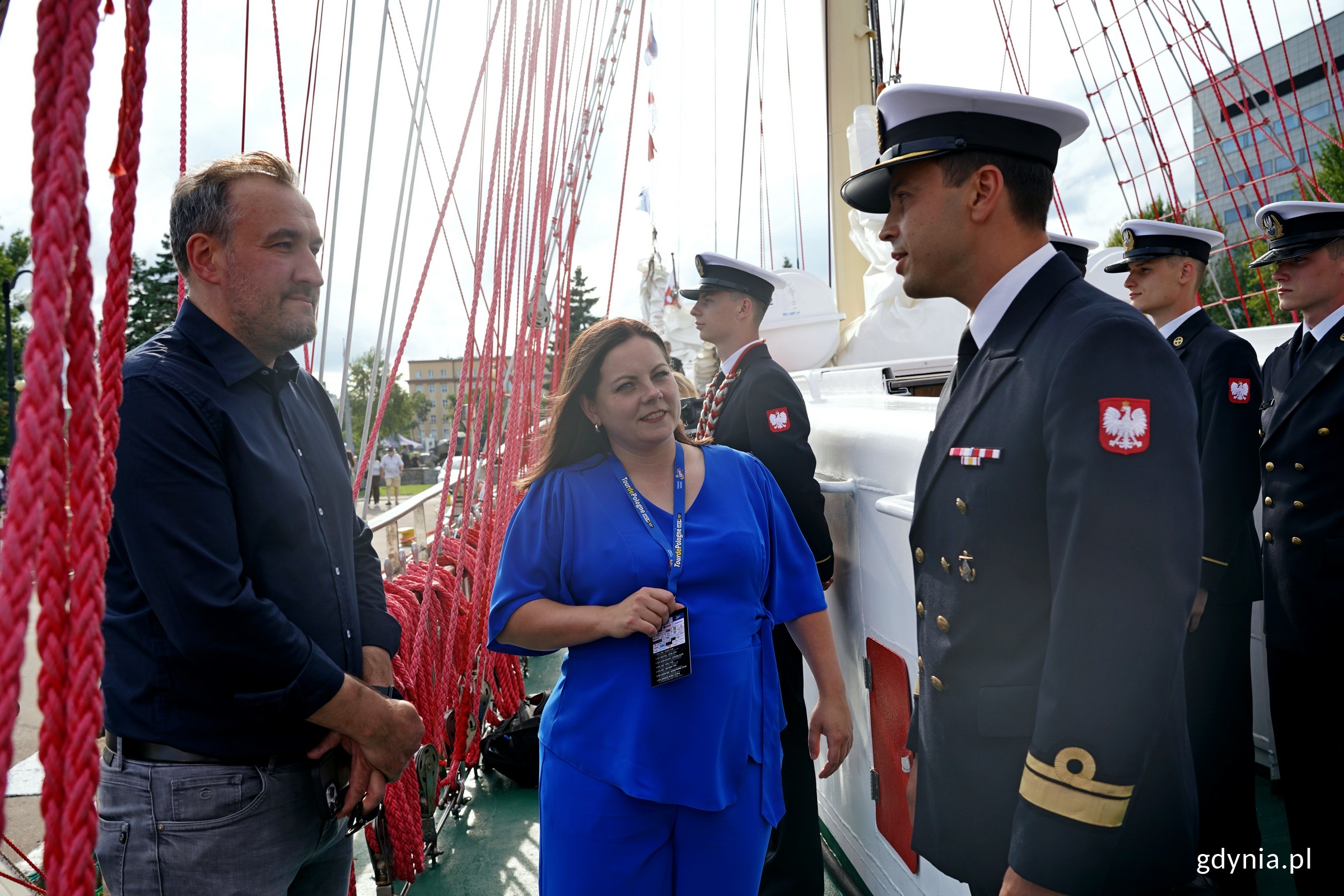 Prezydent Aleksandra Kosiorek i wiceprezydent Tomasz Augustyniak z dow&oacute;dcą &bdquo;Iskry&rdquo; kmdr. ppor. Jakubem Przygodzkim podczas wizyty na okręcie (fot. Magdalena Czernek)