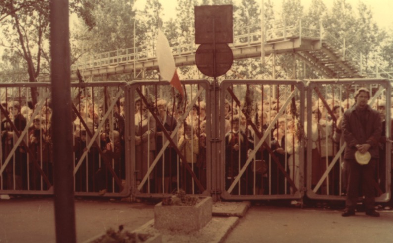 Pod znakiem Solidarności. Gdyński Sierpień'80 &ndash; muzealne oprowadzanie. Na zdjęciu protest robotnik&oacute;w, źr&oacute;dło: Muzeum Miasta Gdyni
