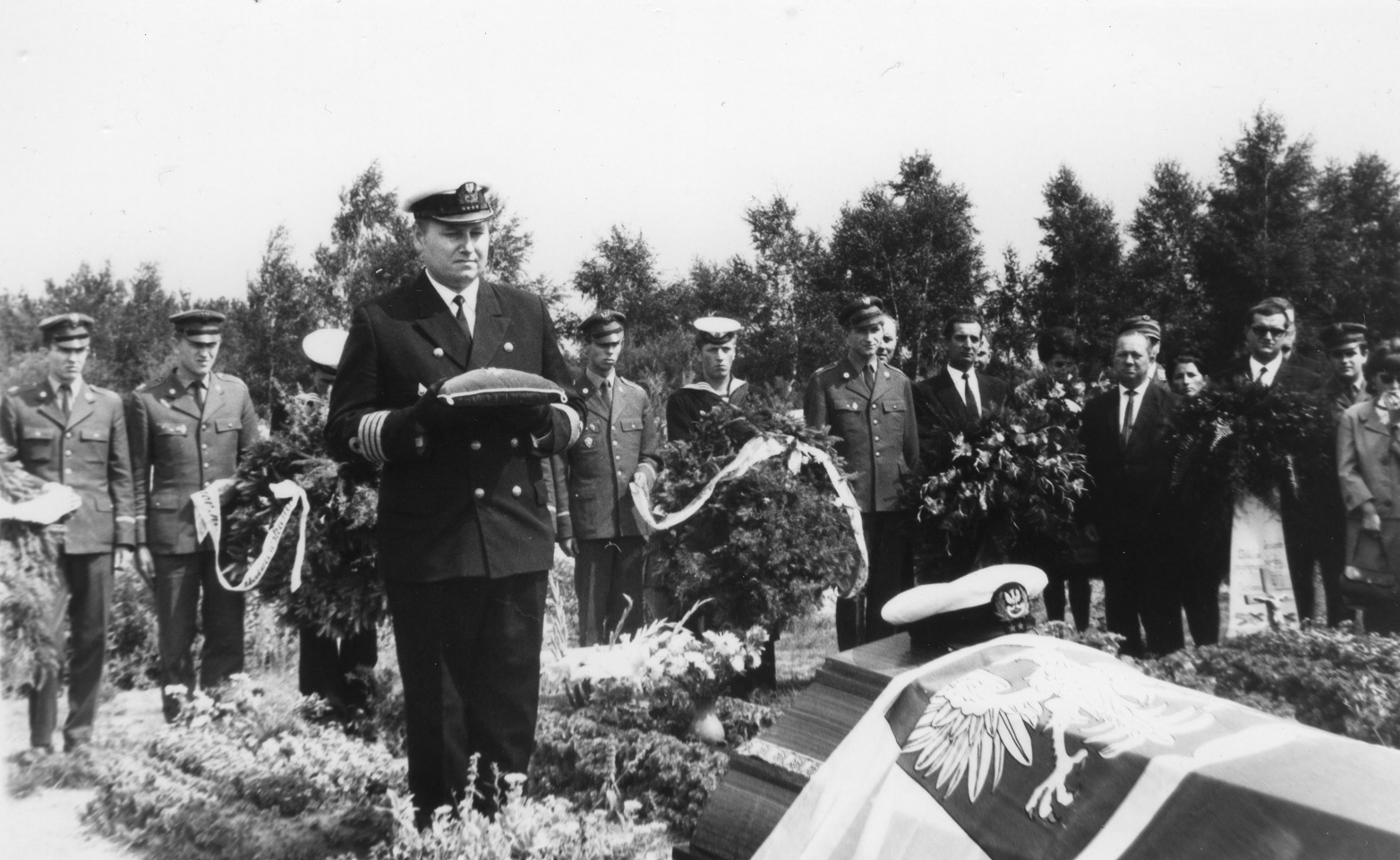 pogrzeb marynarzy, kt&oacute;rzy zginęli w wypadku. Źr&oacute;dło: Muzeum Marynarki Wojennej