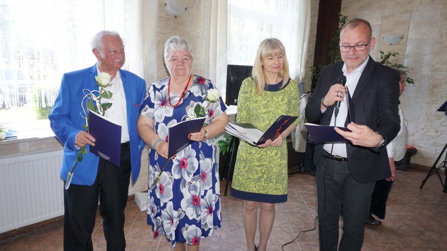 Uroczystość 25-lecia Klubu Seniora "Iskierka". Od lewej: J&oacute;zef Rybka, prezes Klubu Seniora "Iskierka", Halina Rybka, jego żona, Bożena Zglińska, dyrektor Centrum Aktywności Seniora w Gdyni, Michał Guć, wiceprezydent Gdyni ds. innowacji