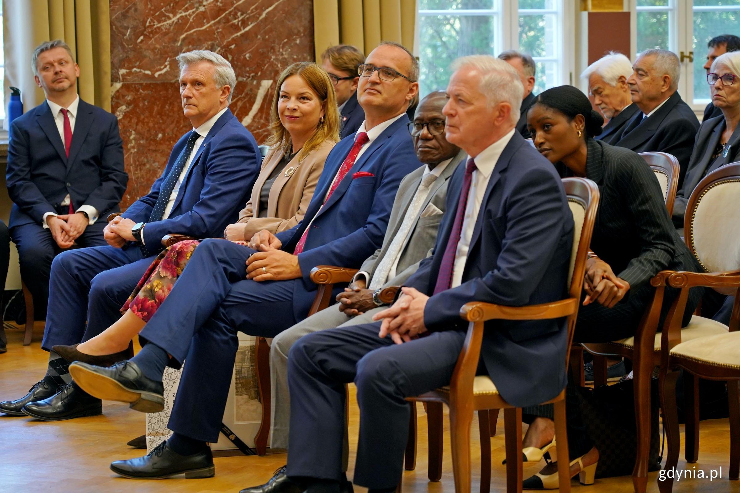 W uroczystości z okazji 106. rocznicy utworzenia Uniwersytetu Morskiego wzięli udział m.in. senator Sławomir Rybicki, wicewojewoda pomorski Emil Rojek i wiceprezydentka Gdyni Oktawia Gorzeńska (fot. Magdalena Czernek)