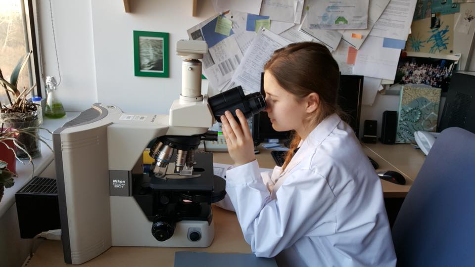 Ola Warzocha podczas zajęć w laboratorium UG, fot. http://3inspace.com