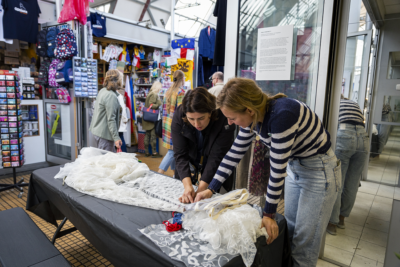 Warsztaty Agnieszki Nowickiej z szycia firankowych woreczk&oacute;w na zakupy. Fot. Przemysław Kozłowski / ARG