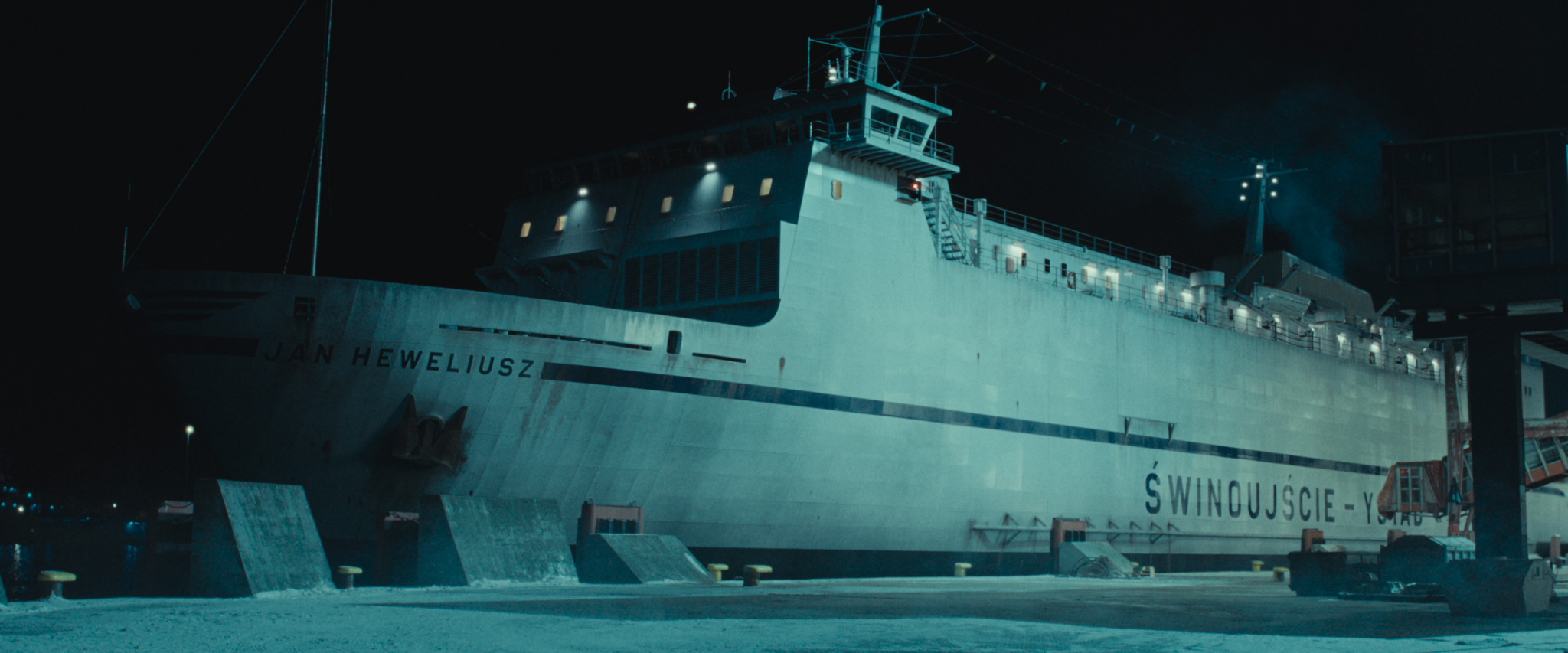 Kadr z serialu Heweliusz, widoczny biały prom przy nabrzeżu