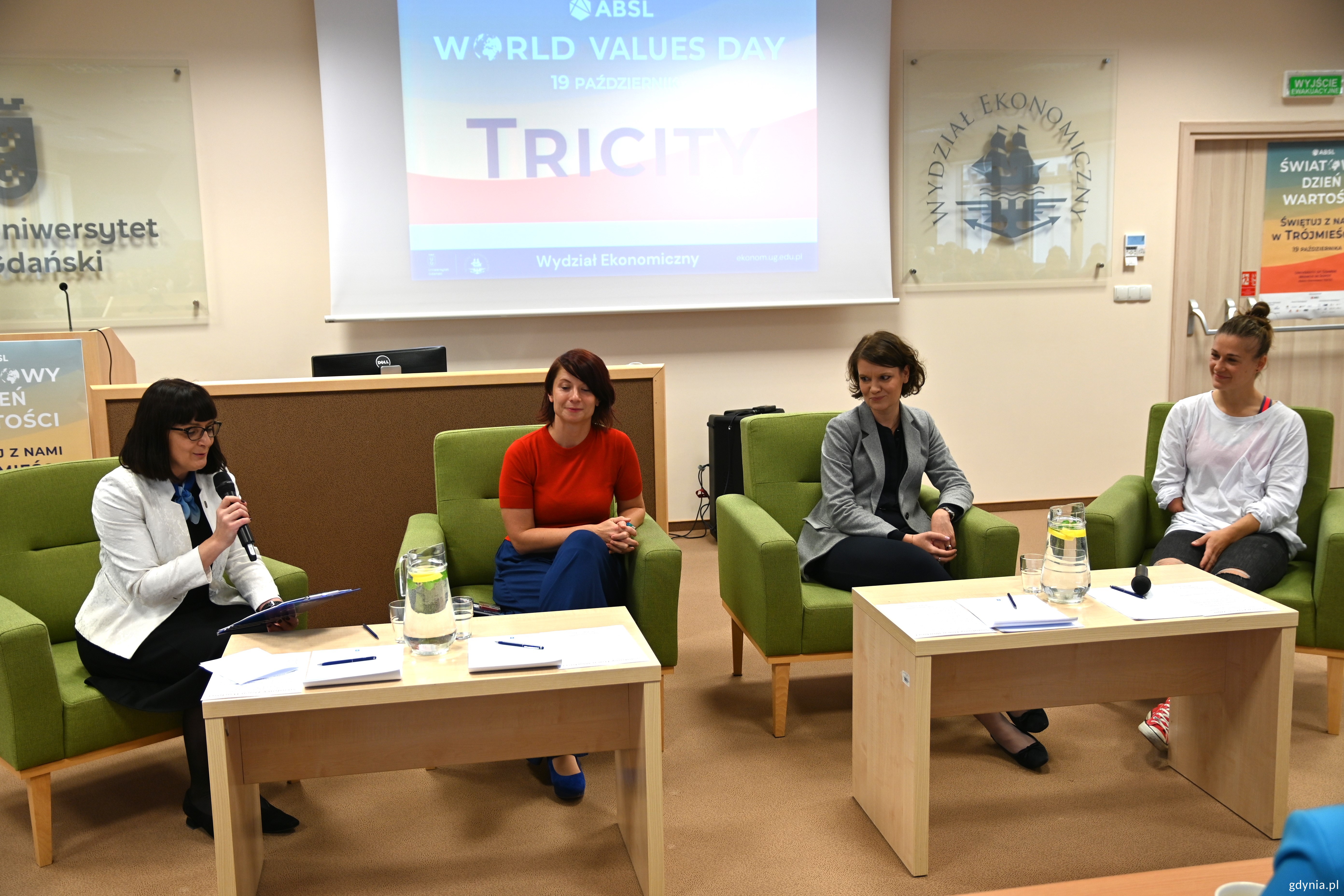 Przy stolikach siedzą (od lewej): Magdalena Markiewicz, prodziekan ds. Rozwoju i Wsp&oacute;łpracy z Otoczeniem Społeczno-Gospodarczym Wydziału Ekonomicznego Uniwersytetu Gdańskiego, Natasza Kosakowska-Berezecka, kierowniczka Zakładu Psychologii Międzykulturowej i Psychologii Rodzaju w Instytucie Psychologii Uniwersytetu Gdańskiego, Katarzyna Gruszecka-Spychała, wiceprezydentka Gdyni ds. gospodarki i Natalia Partyka, polska tenisistka stołowa i czterokrotna medalistka paraolimpijska