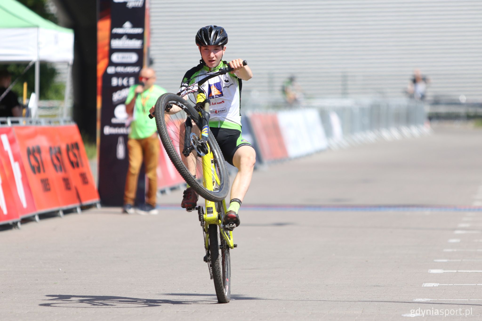 zawodnik mtb jadący na jednym kole