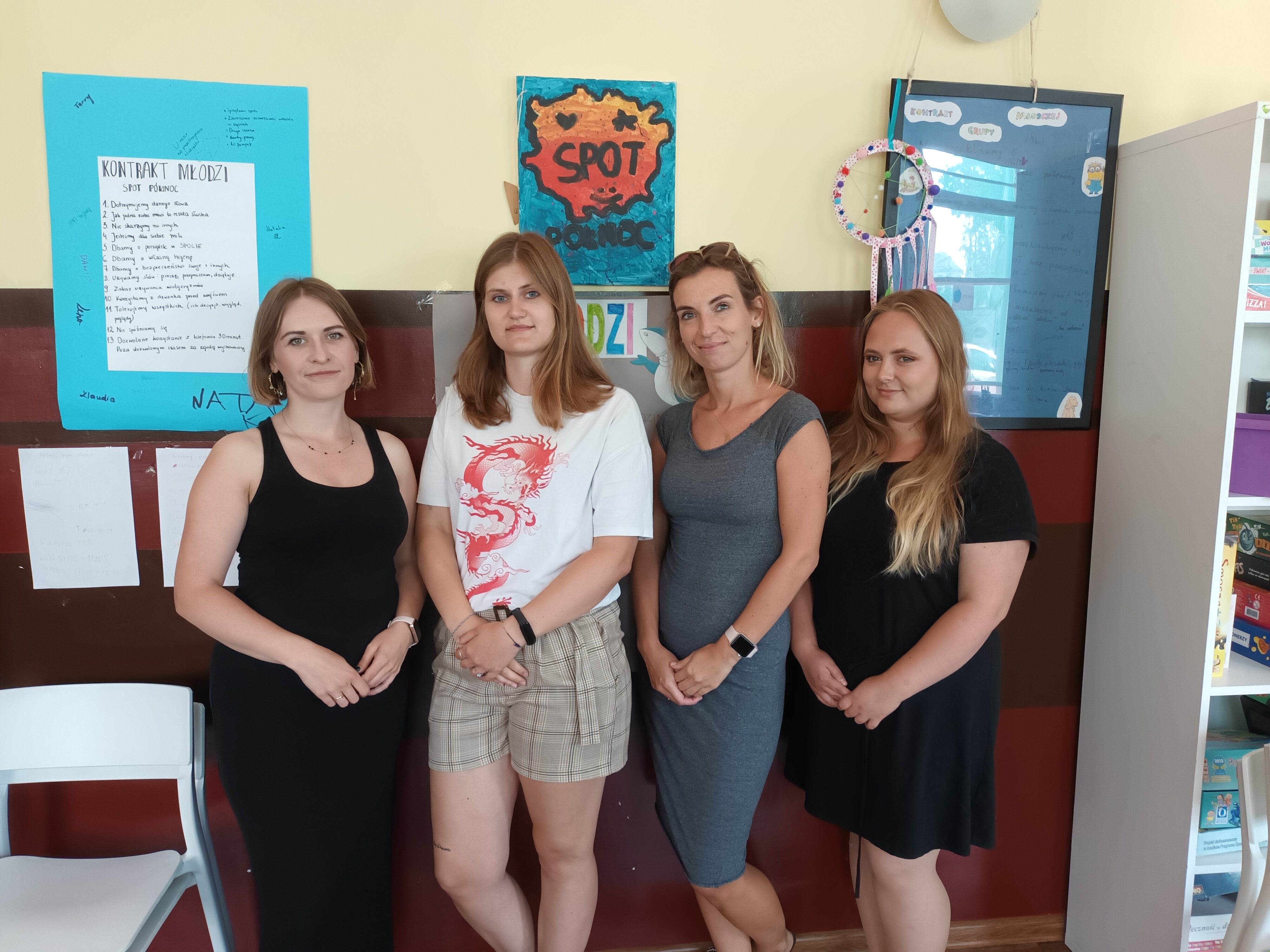 Cztery młode kobiety stoją obok siebie