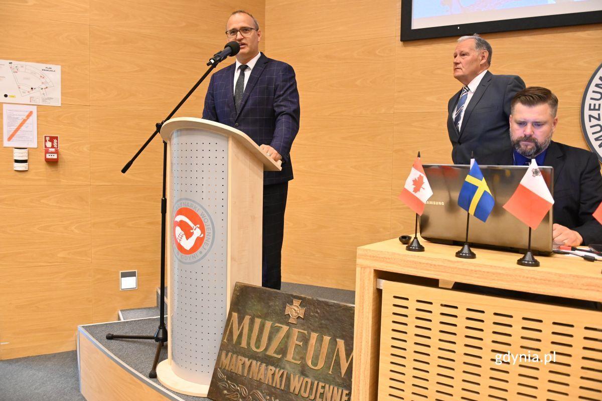 Wicewojewoda pomorski Emil Rojek podczas wystąpienia na Międzynarodowej Konferencji Naukowej w Muzeum Marynarki Wojennej w Gdyni
