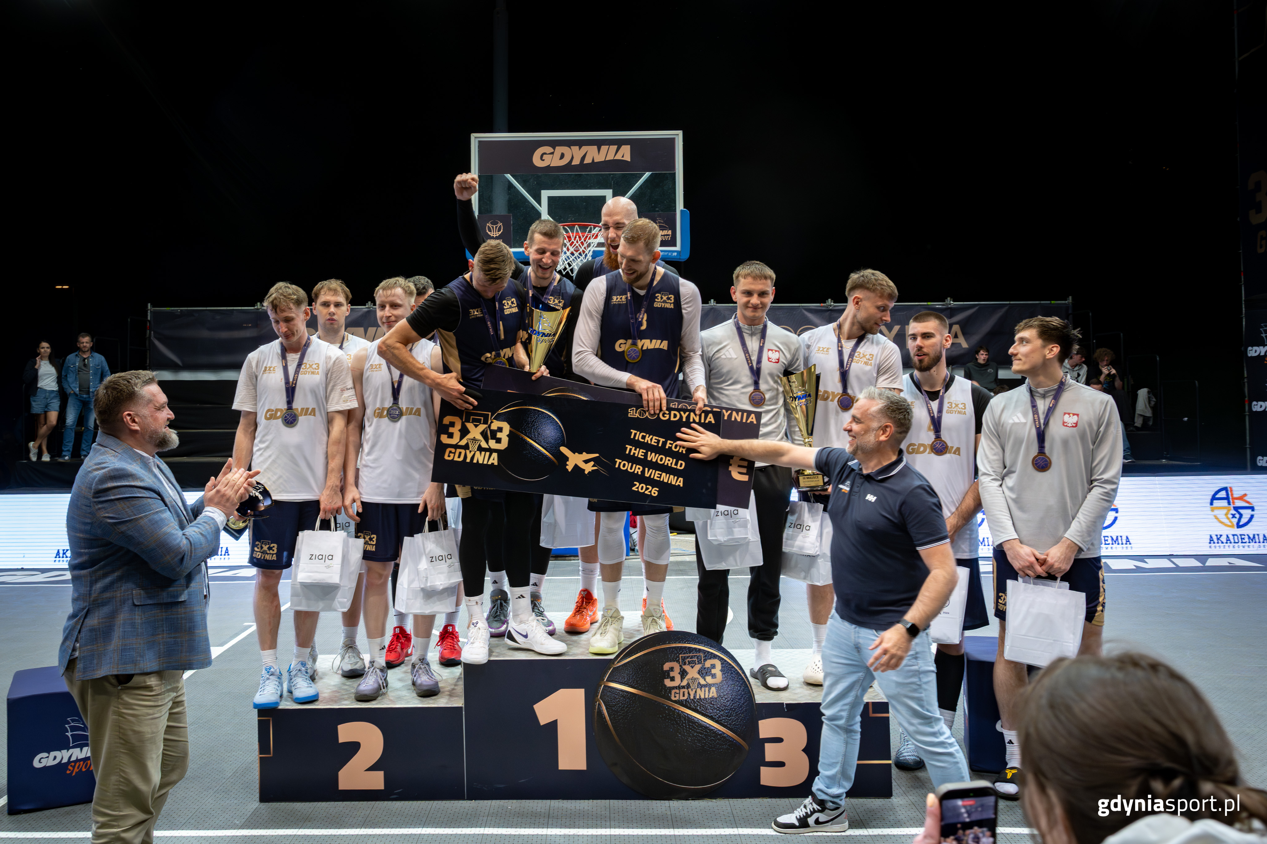 Wręczenia nagr&oacute;d dokonali Tadeusz Szemiot, przewodniczący Rady Miasta Gdyni i Paweł Brutel, dyrektor organizującego wydarzenie Gdyńskiego Centrum Sportu (fot. Jacek Klejment) 