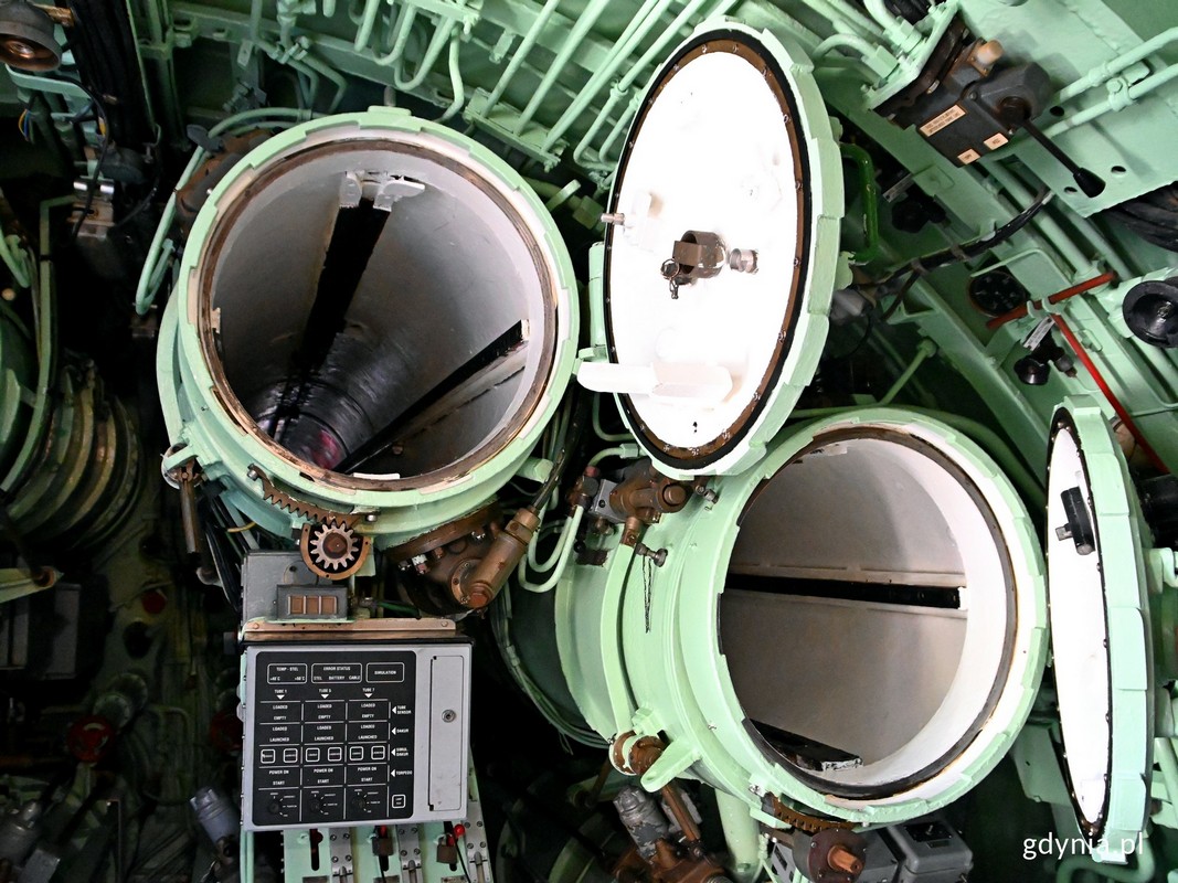Wyrzutnie torped na okręcie podwodnym typu Kobben &ndash; dawnym &bdquo;Sokole&rdquo; (fot. Magdalena Czernek)