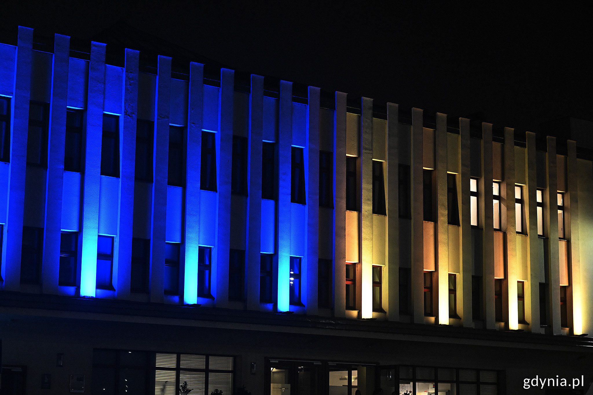 Muzeum Emigracji podświetlone na niebiesko-ż&oacute;łto