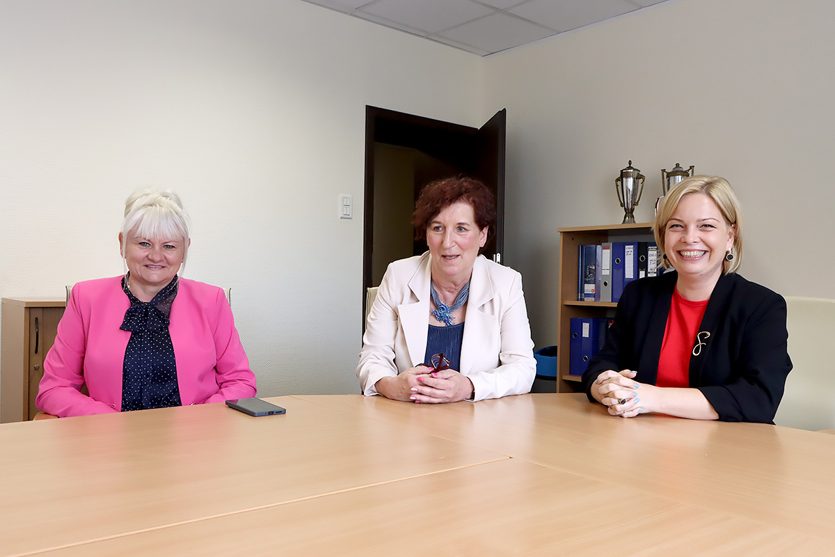 Na zdj. (od prawej): wiceprezydent Gdyni Oktawia Gorzeńska, odchodząca na emeryturę naczelnik Wydziału Edukacji Krystyna Przyborowska oraz Iwona Tanewska, nowa naczelnik Wydziału Edukacji