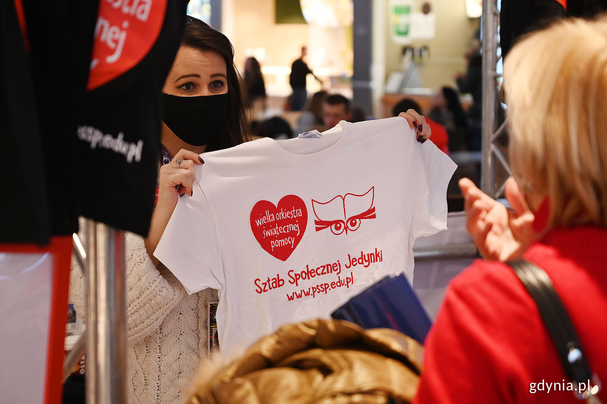 Stoisko z gadżetami WOŚP w &bdquo;Rivierze", fot. Michał Puszczewicz