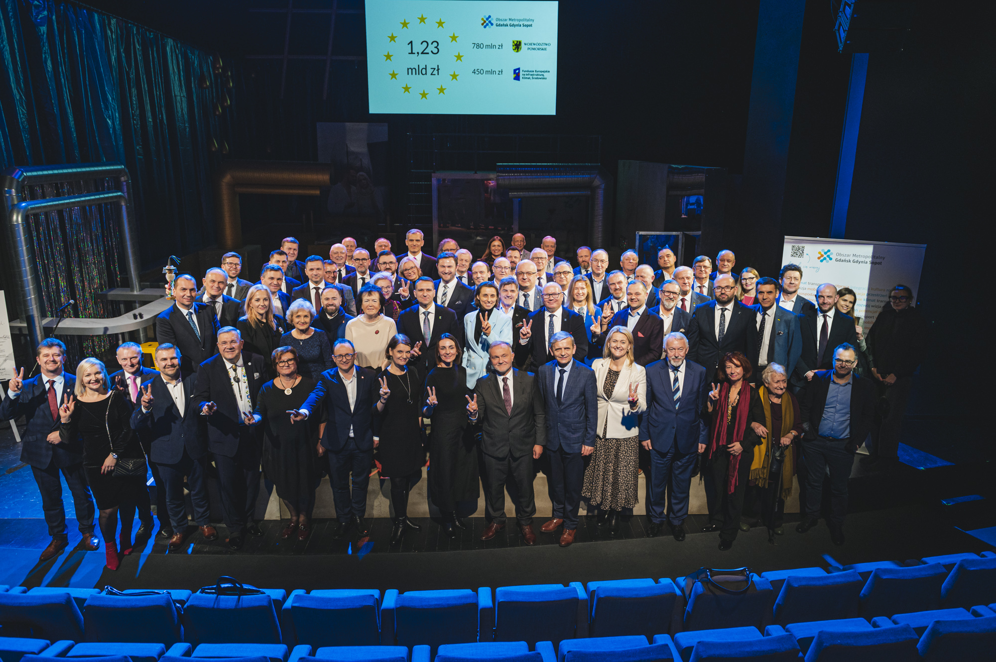 Wsp&oacute;lne zdjęcie na scenie Teatru Wybrzeże, X Metropolitalne Spotkanie Noworoczne