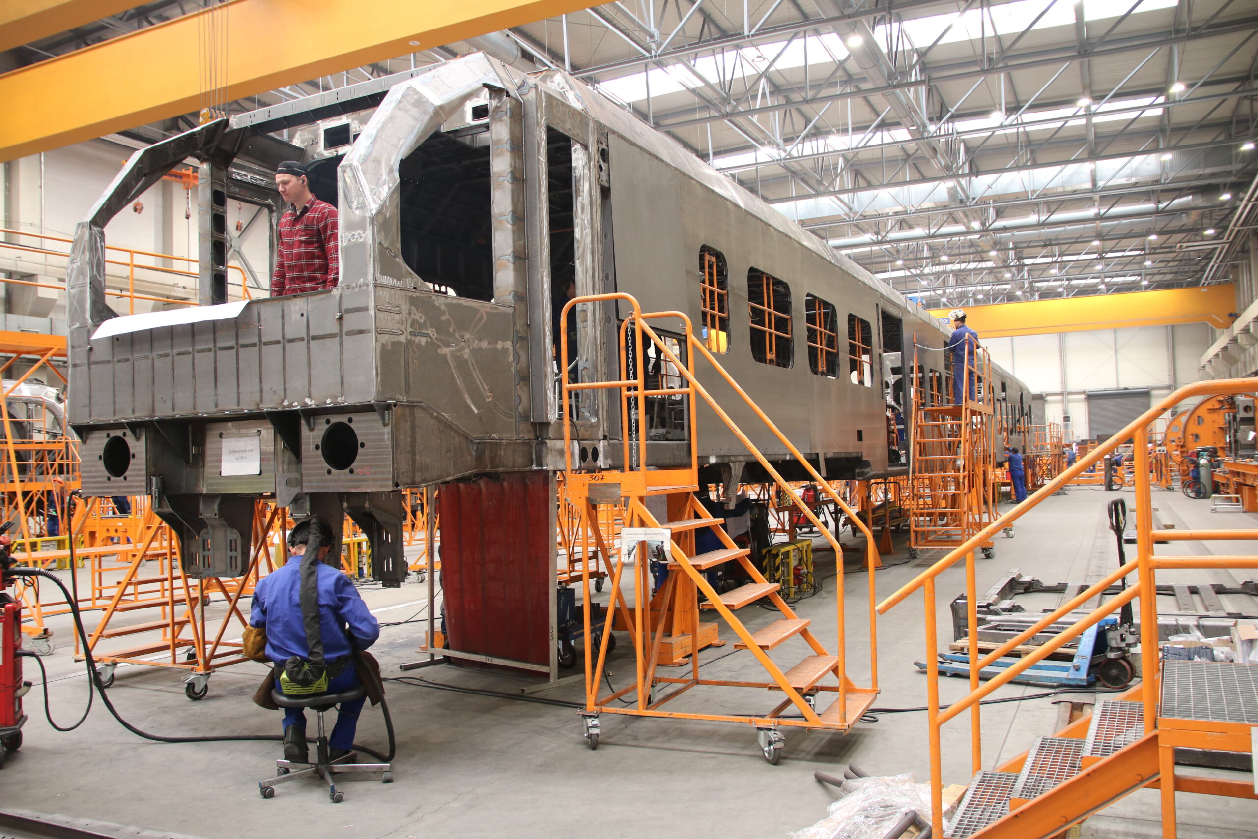 Produkcja pociagu na hali produkcyjnej.