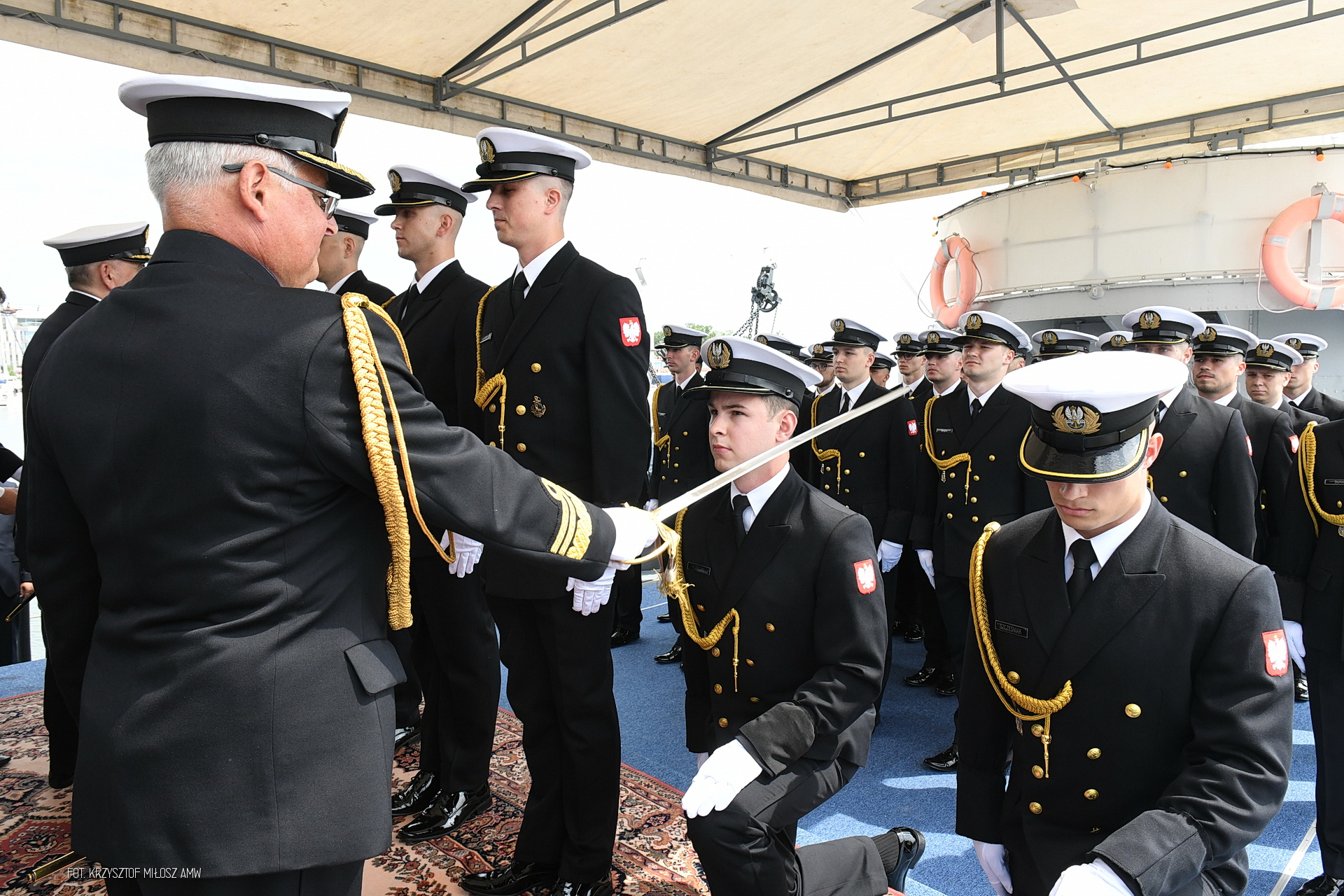 Wiceadmirał Krzysztof Jaworski, dow&oacute;dca Centrum Operacji Morskich mianuje absolwent&oacute;w AMW na podporucznik&oacute;w. Fot. Krzysztof Miłosz