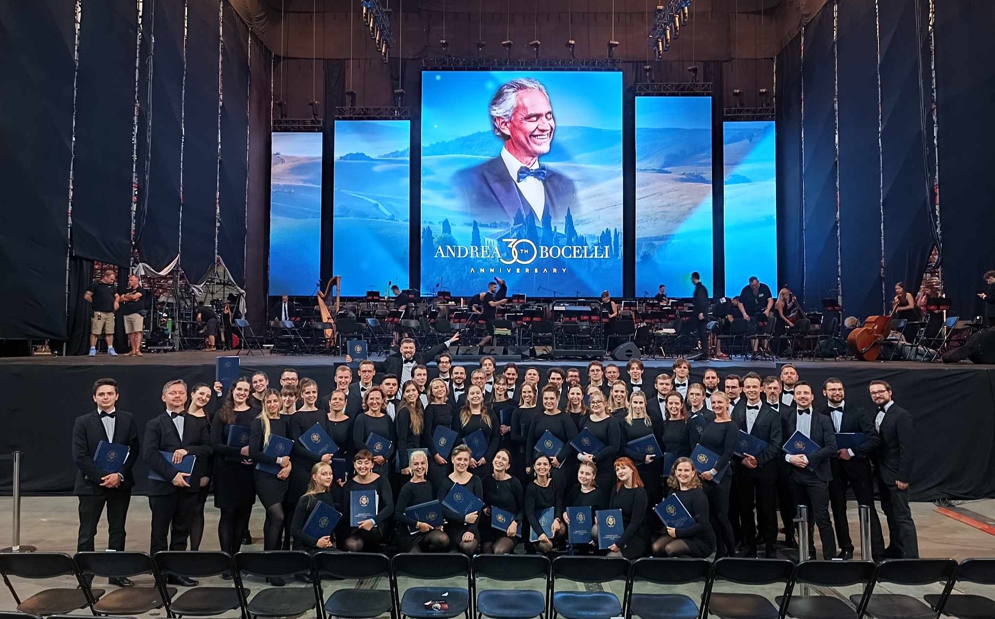 Akademicki Ch&oacute;r Uniwersytetu Morskiego w Gdyni po koncercie z Andreą Bocellim na PGE Narodowym (fot. materiały prasowe)