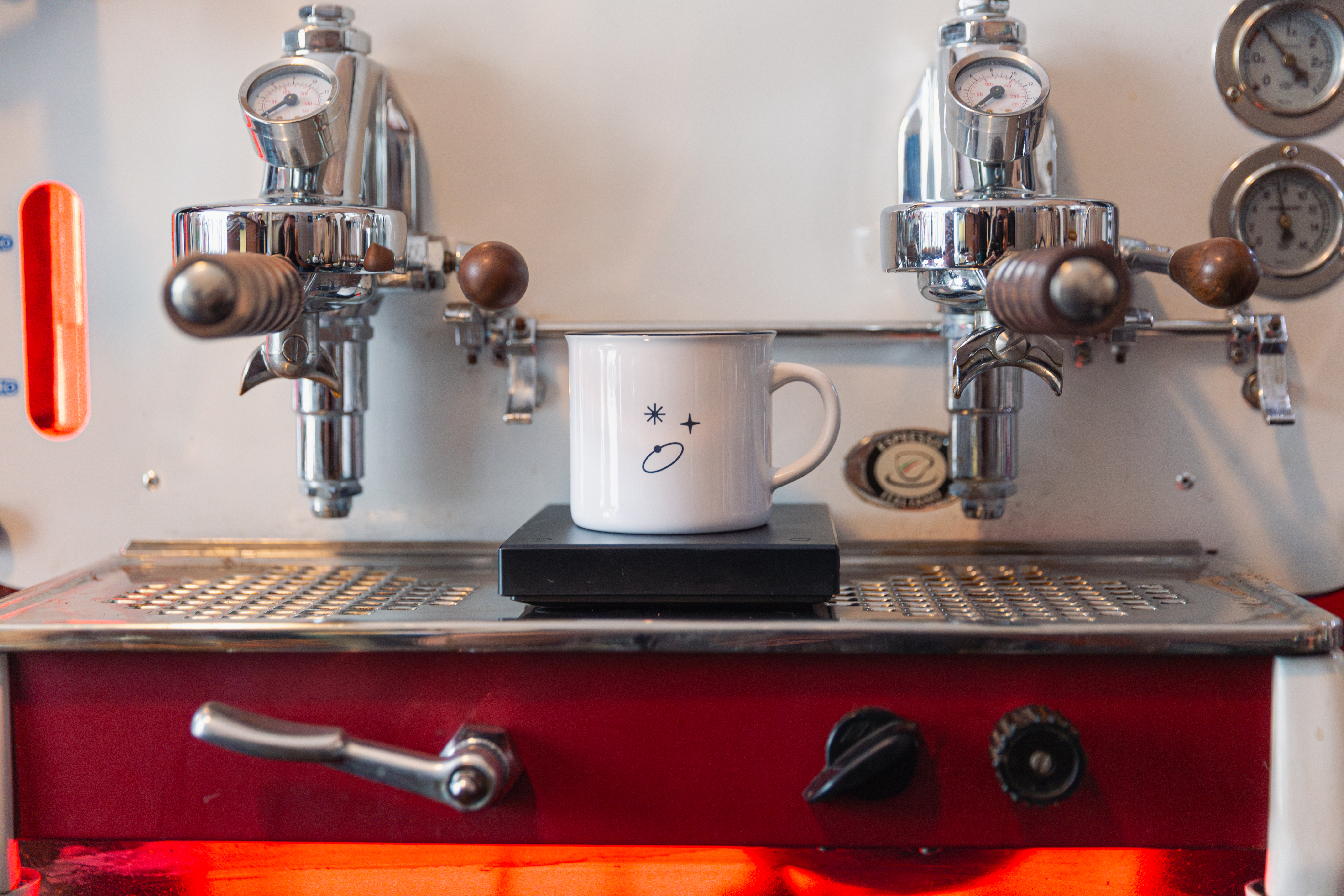 Emaliowane kubki z napisem &bdquo;Kosmos&rdquo;