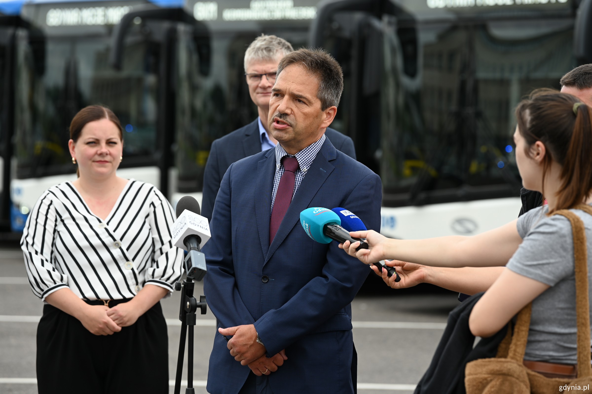 Hubert Kołodziejski, dyrektor ZKM Gdynia (przy mikrofonie), prezydent Gdyni Aleksandra Kosiorek i wiceprezydent Rafał Geremek
