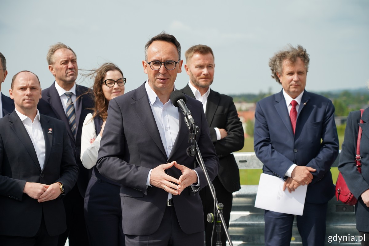 W otwarciu wzięli udział m.in.: minister infrastruktury Dariusz Klimczak (przy mikrofonie), wiceminister funduszy i polityki regionalnej Jacek Karnowski, posłowie oraz marszałek wojew&oacute;dztwa pomorskiego Mieczysław Struk
