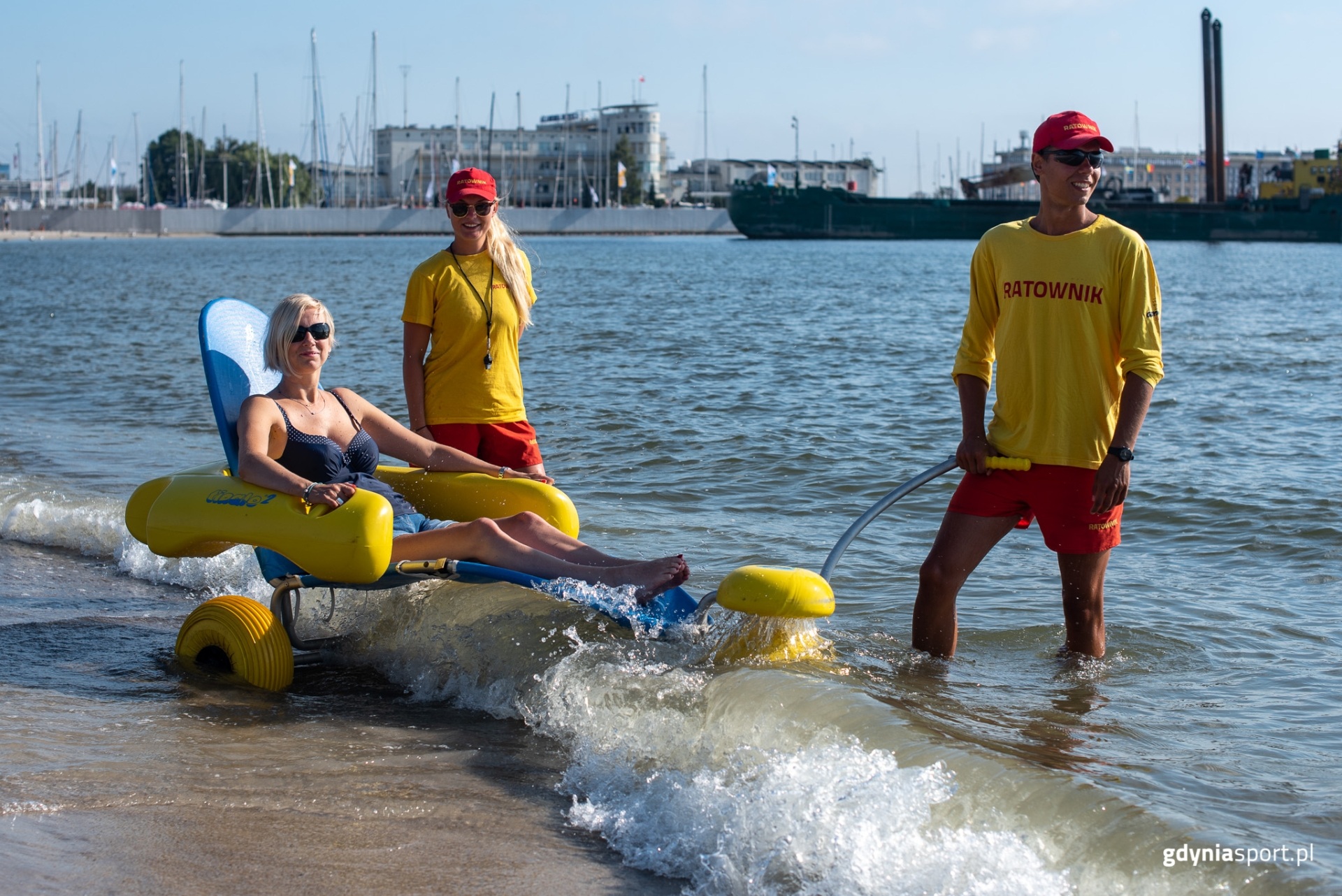 Gdyńskie plaże posiadają kładki, amfibie, a także specjalne w&oacute;zki, kt&oacute;re ułatwiają korzystanie z plaży i kąpielisk przez osoby z niepełnosprawnościami ruchowymi (fot. gdyniasport.pl)