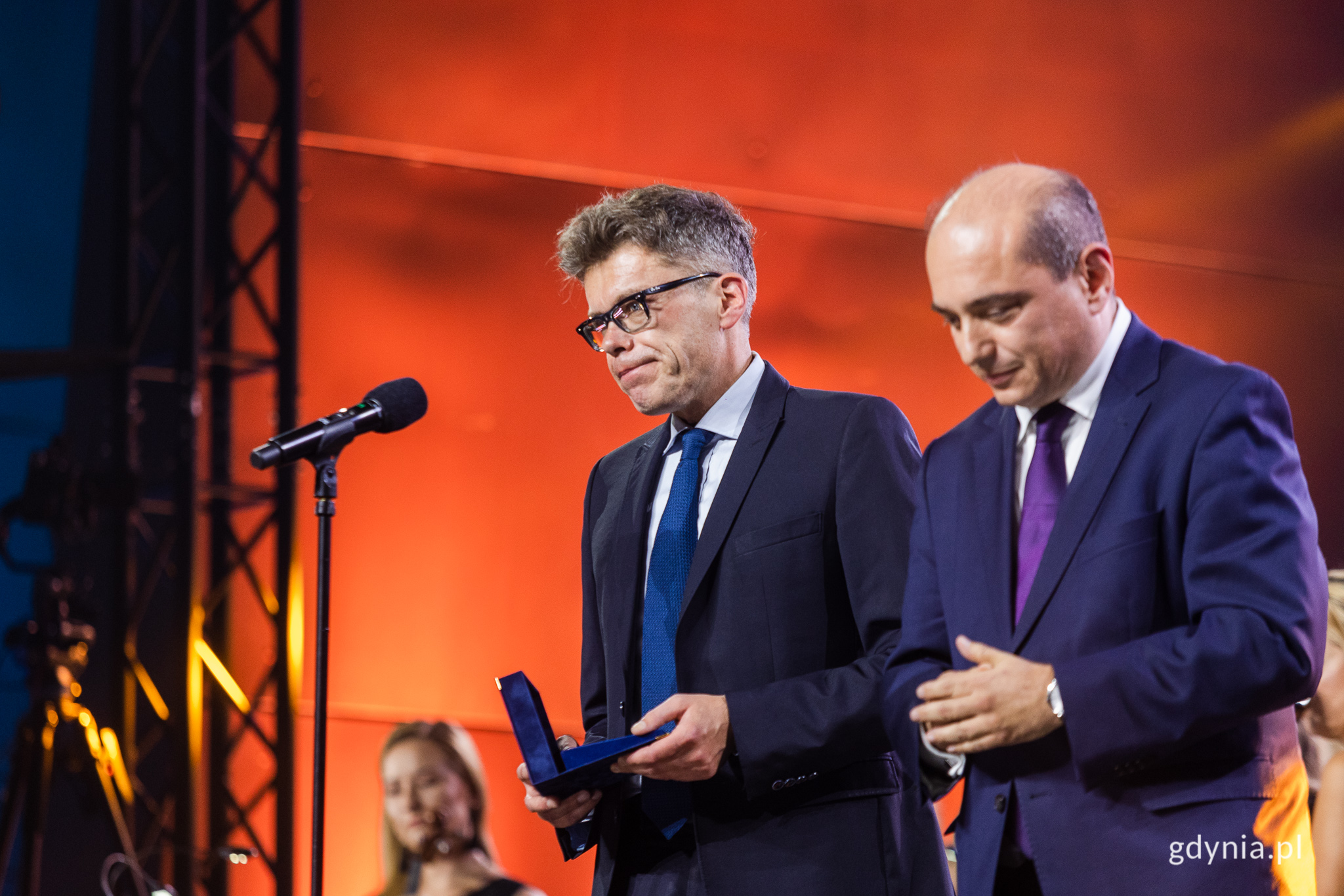 Sędzia Igor Tuleya (z lewej) odbiera Medal Wolności Słowa, fot. Karol Stańczak