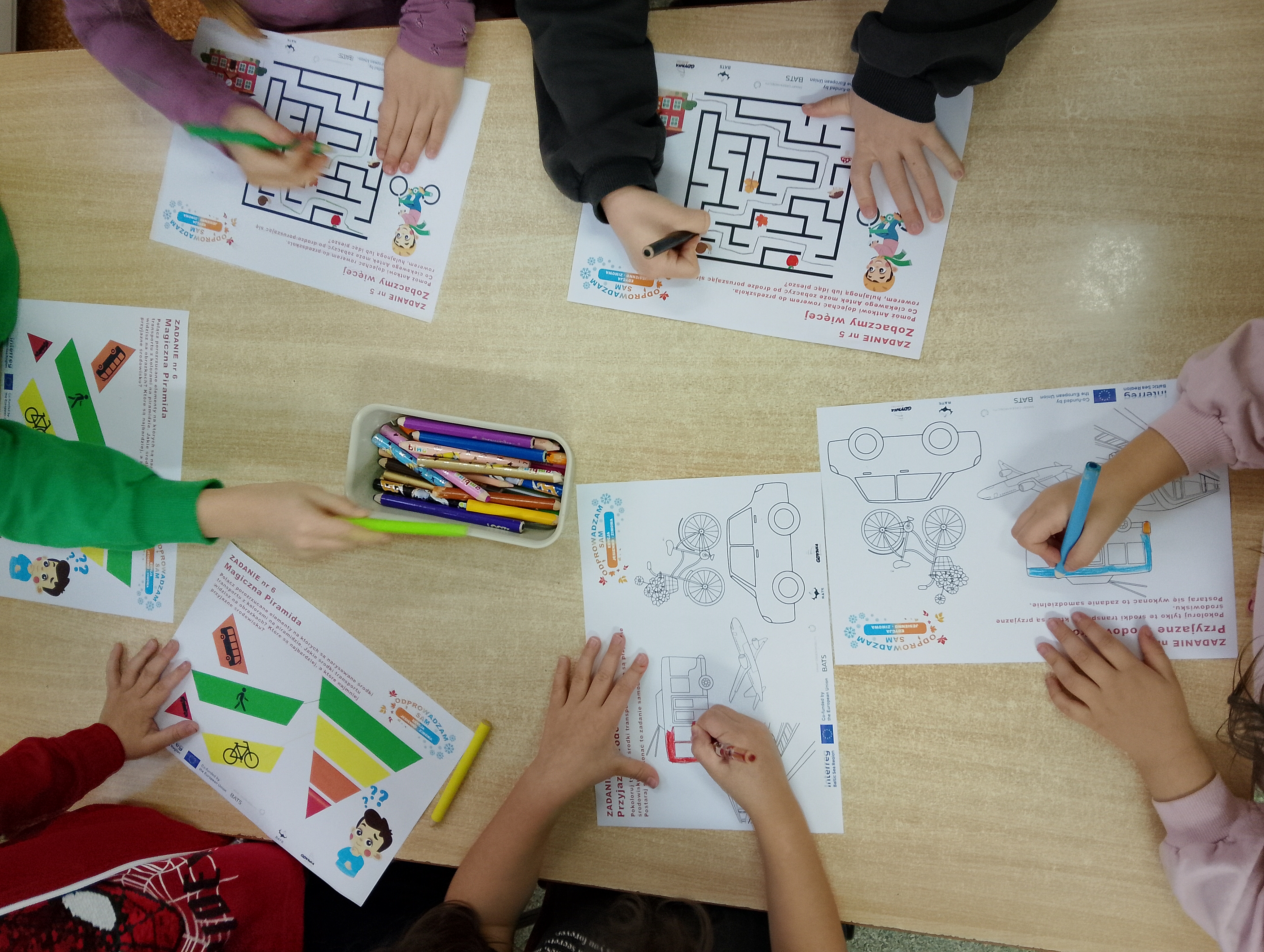dzieci kolorujące mat. edukacyjne kampanii, mat.Gdynia Mobilna 