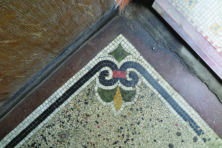 Posadzka lastrykowa w sieni klatki schodowej w&nbsp;kamienicy przy ul. Świętojańskiej 38