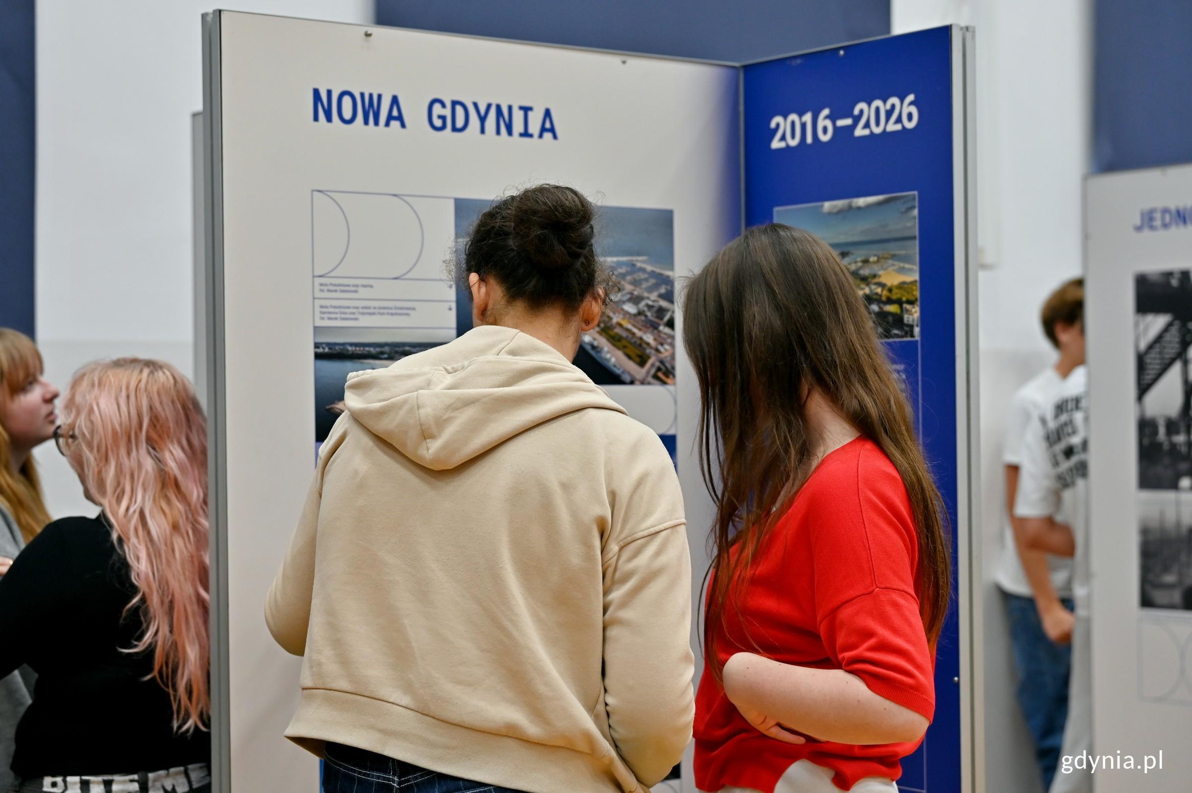 Uczniowie II LO zwiedzający wystawę &bdquo;Gdynia x 10&rdquo;  w auli szkoły (fot. Magdalena Czernek)