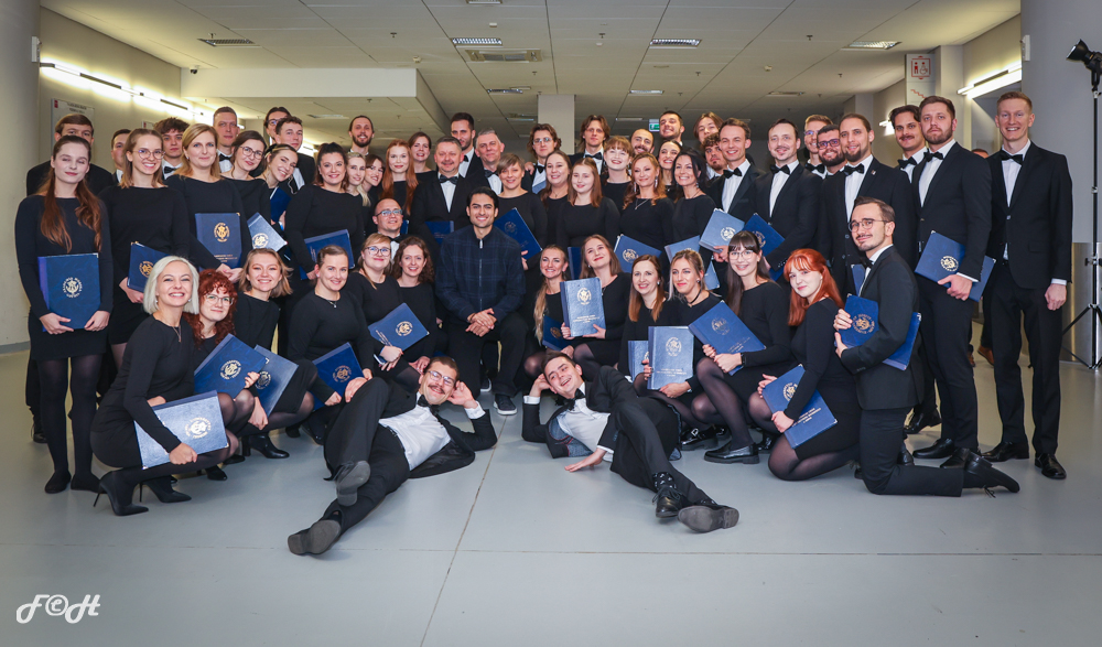 Akademicki Ch&oacute;r Uniwersytetu Morskiego z Matteo Bocellim (fot. Fabian Hochscheid)